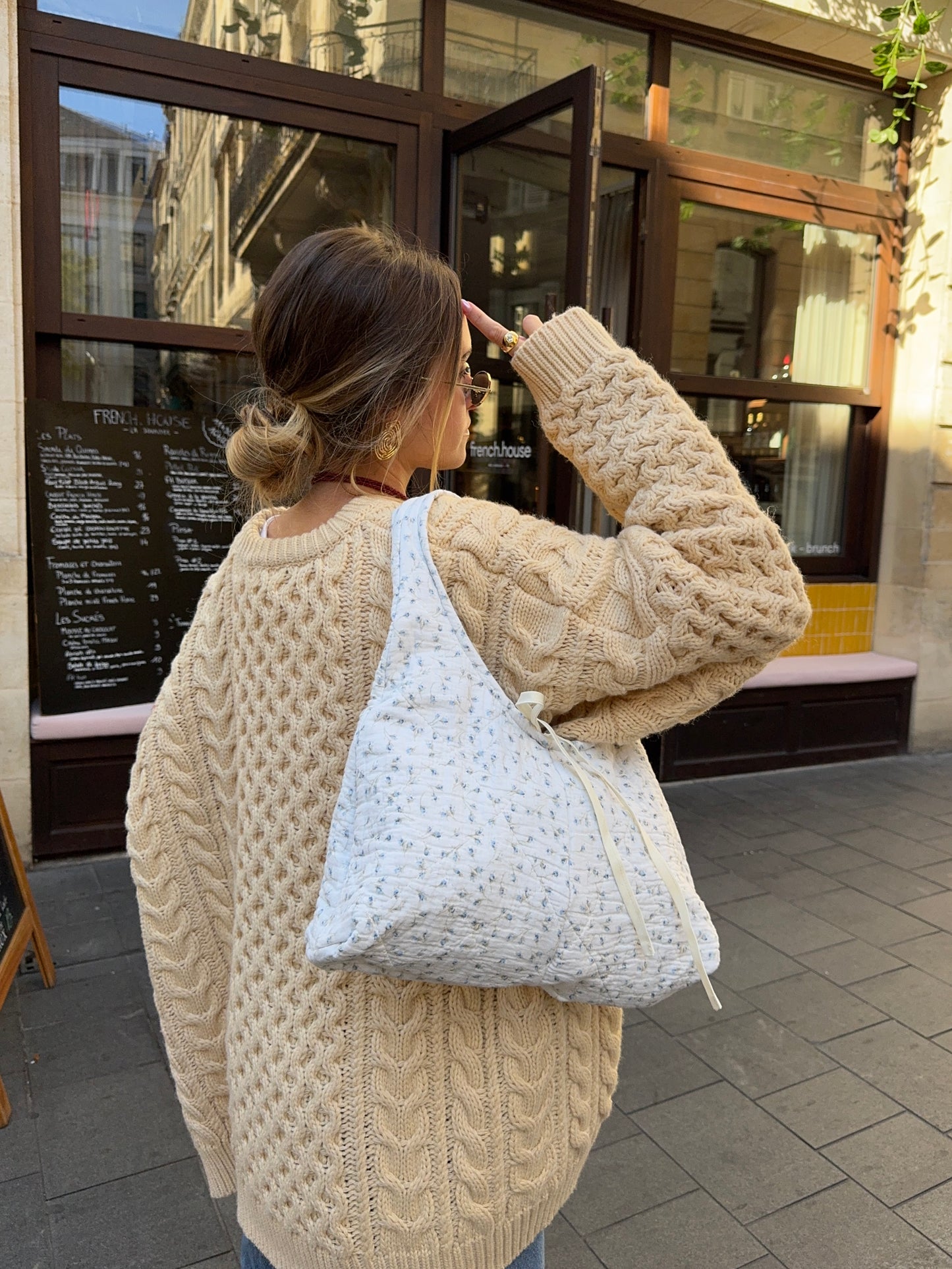 Sac upcyclé matelassé blanc à motif bleu