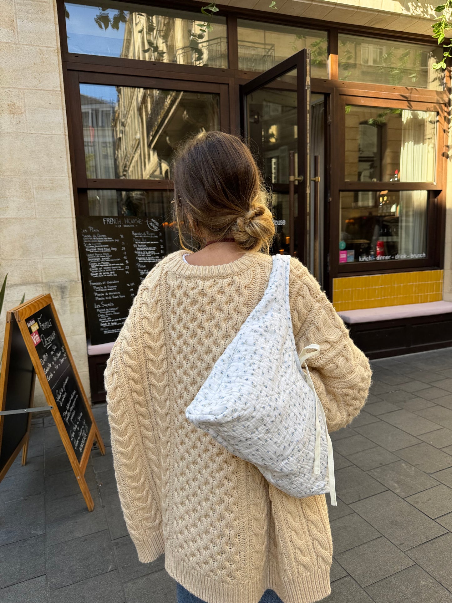 Sac upcyclé matelassé blanc à motif bleu