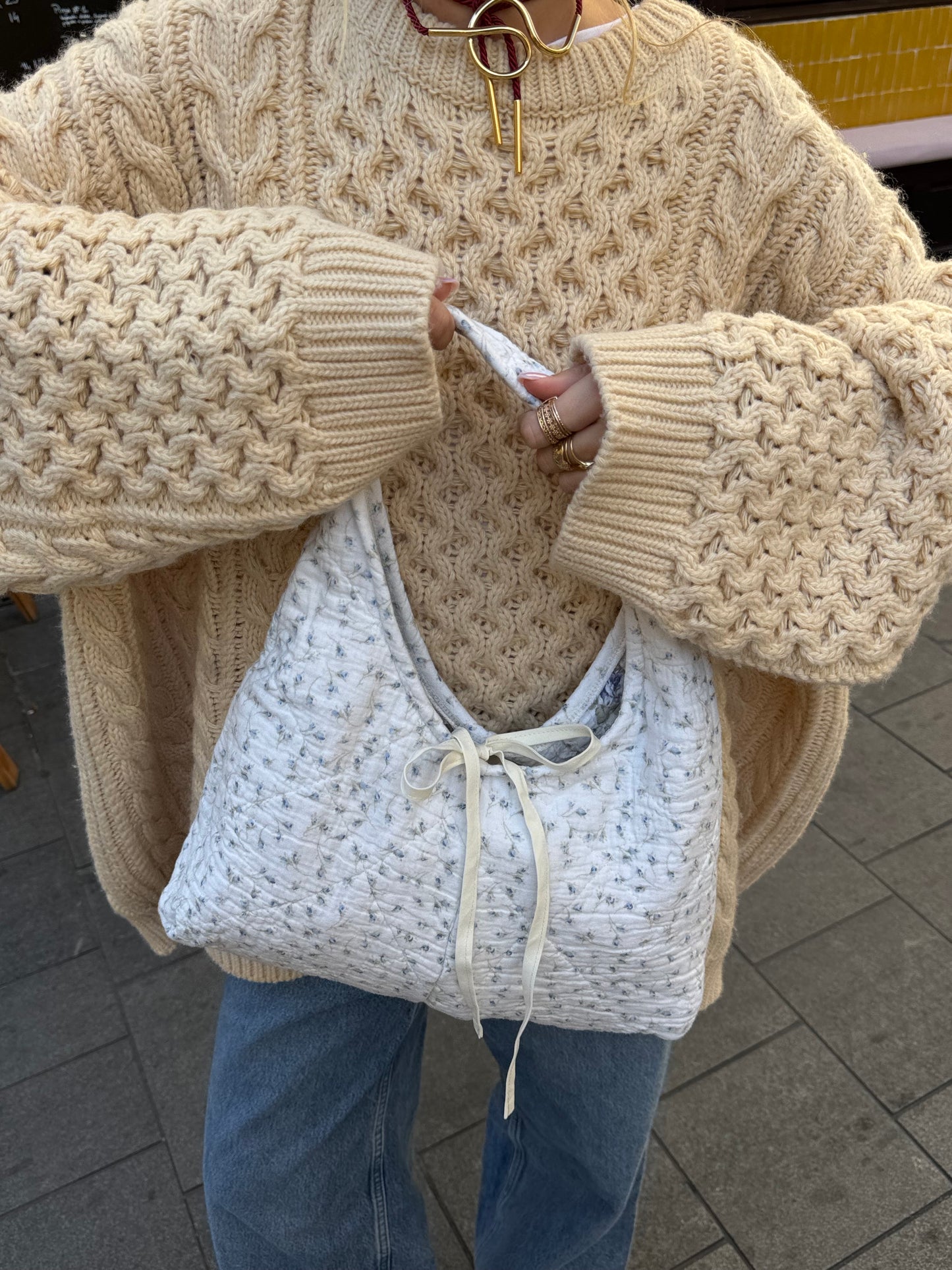 Sac upcyclé matelassé blanc à motif bleu