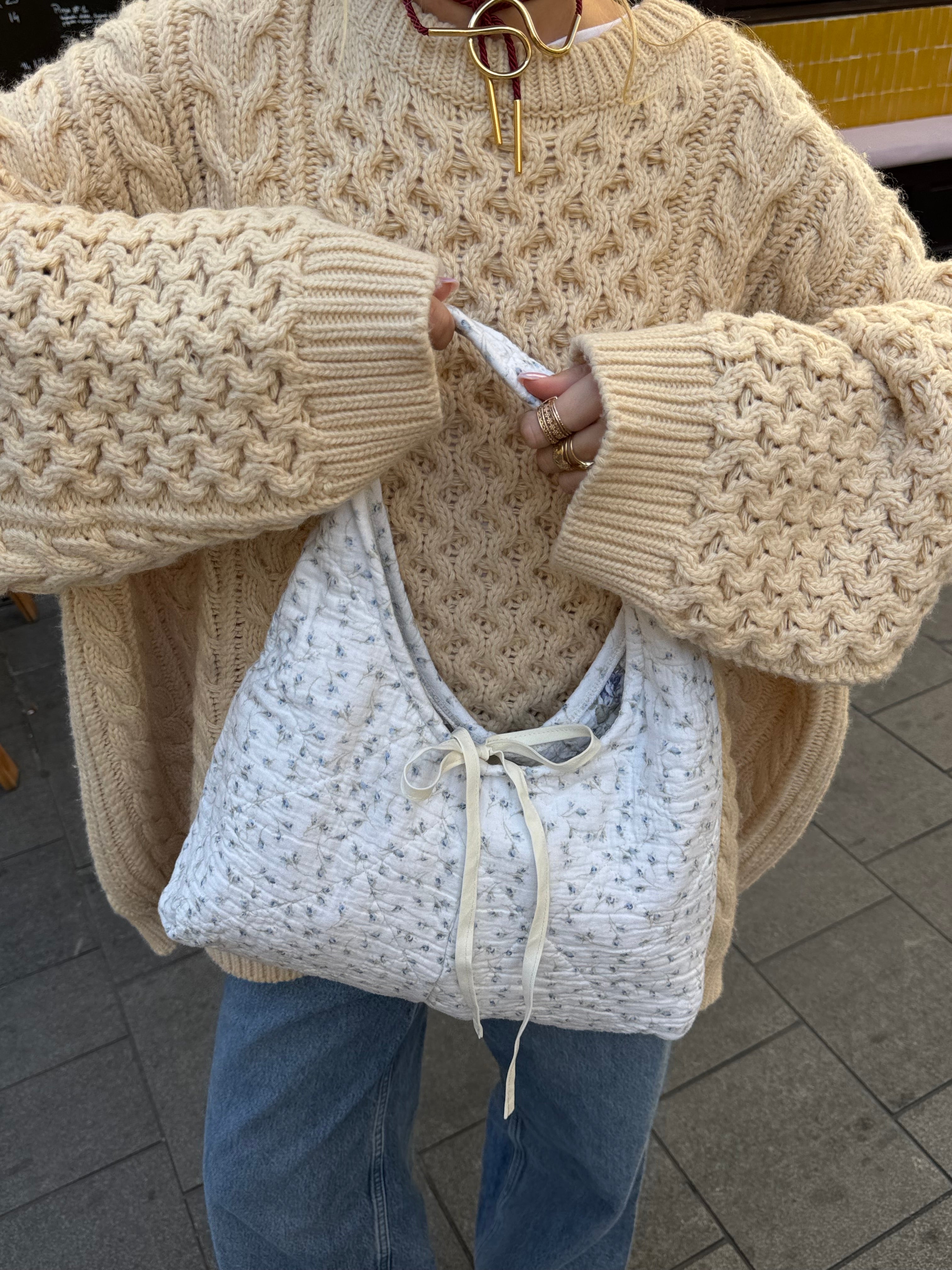 Sac upcyclé matelassé blanc à motif bleu