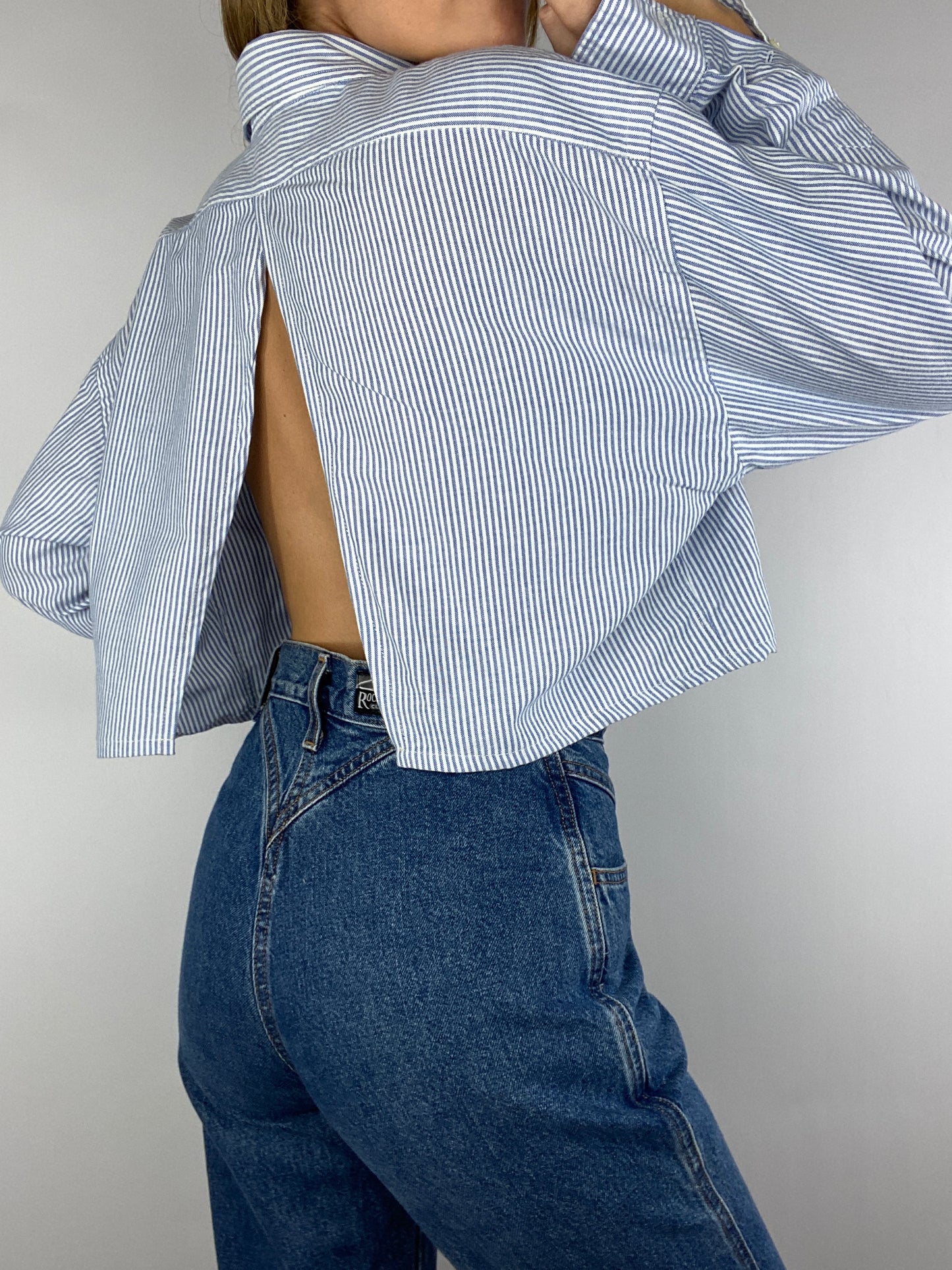 Chemise upcyclée dos nu V à rayures bleues