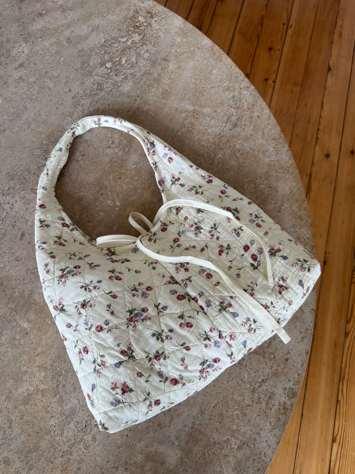 Sac upcyclé matelassé écru à fleurs