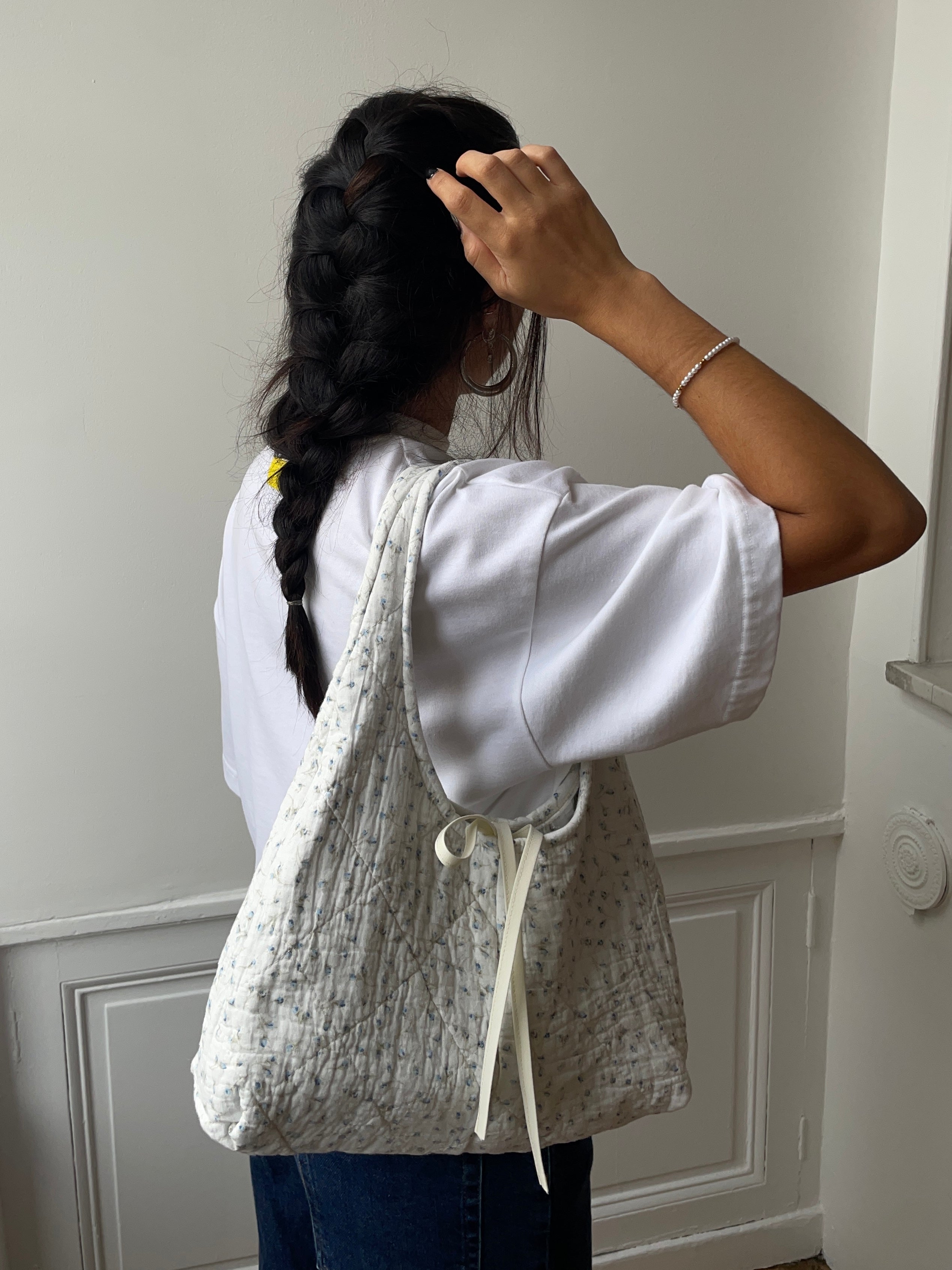 Sac upcyclé matelassé blanc à motif bleu