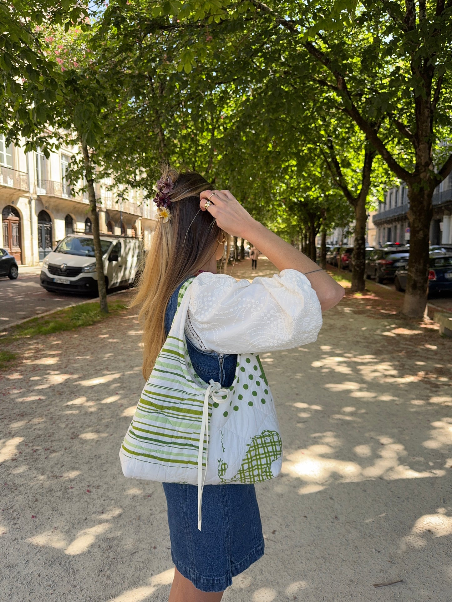 Sac upcyclé matelassé blanc à motifs verts