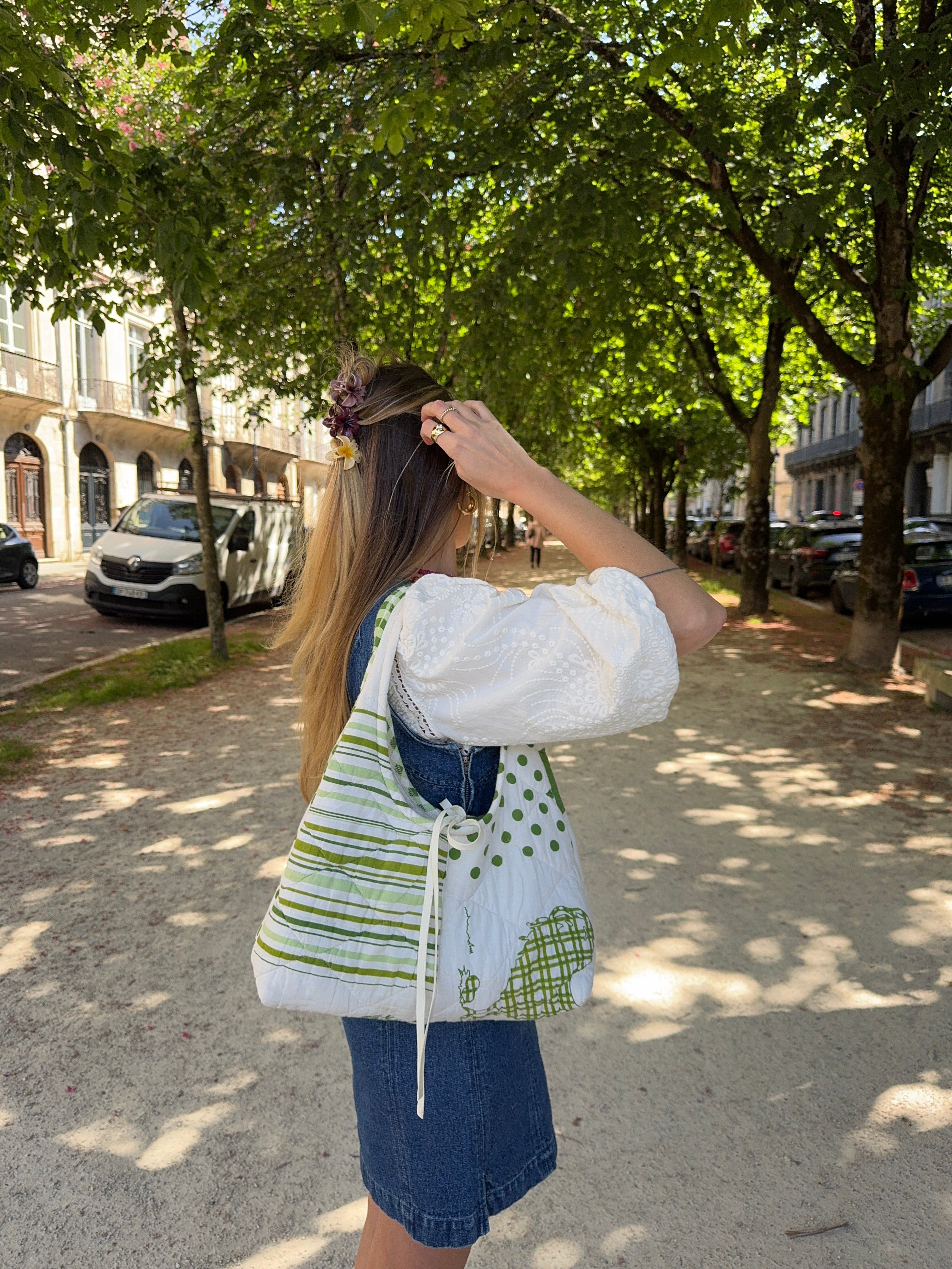 Sac upcyclé matelassé blanc à motifs verts
