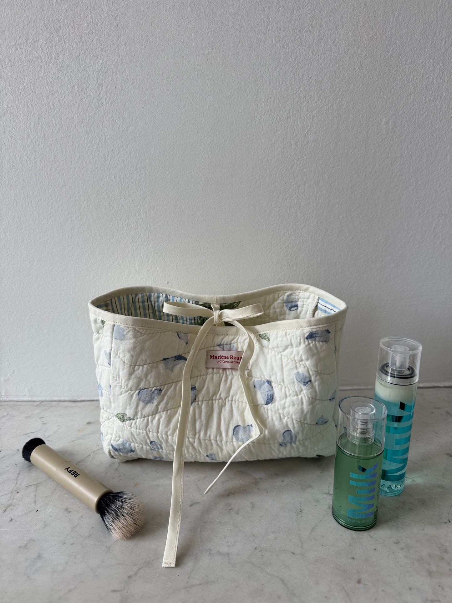 Trousse upcyclée matelassée blanche à motif bleu