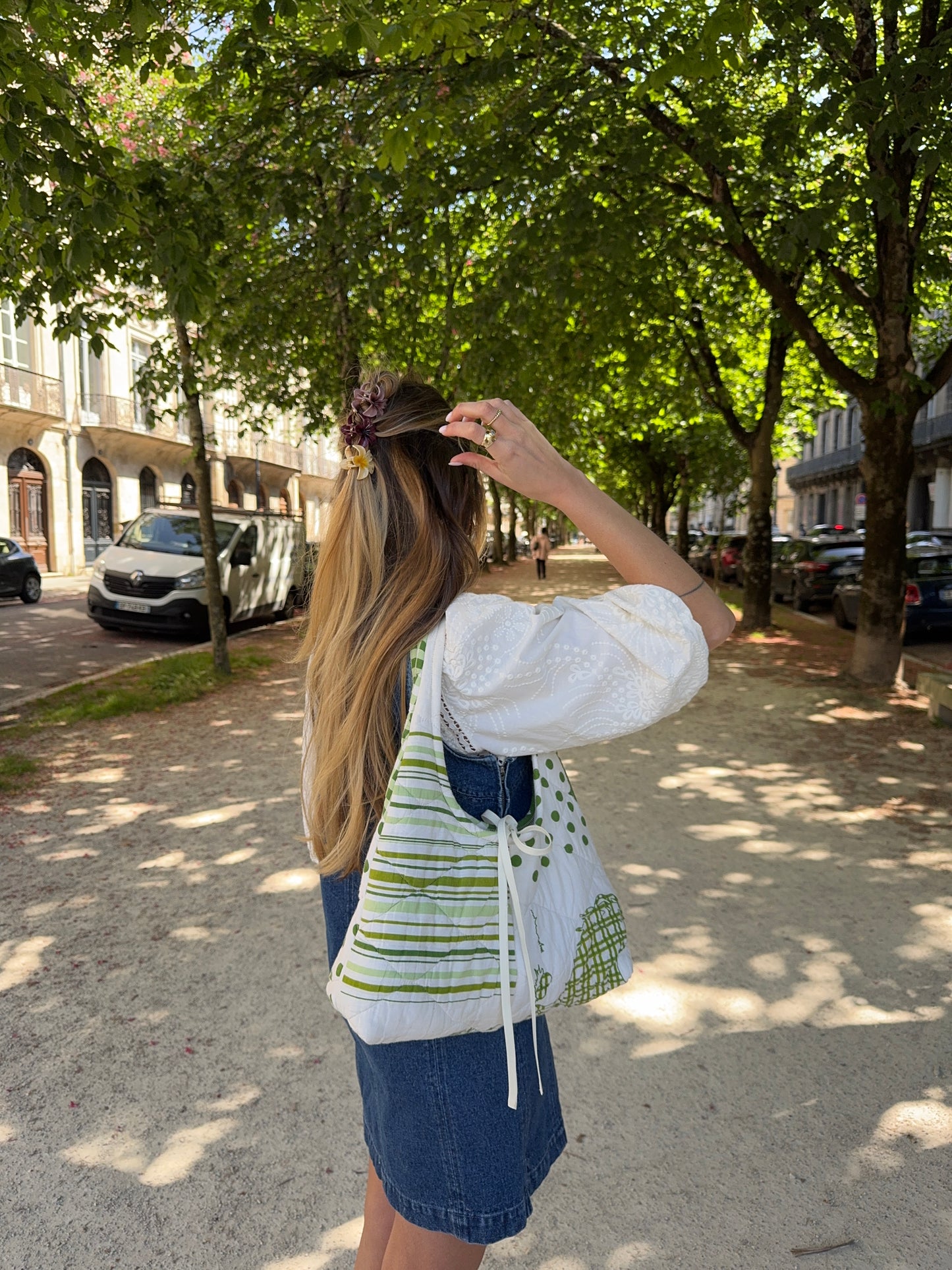 Sac upcyclé matelassé blanc à motifs verts