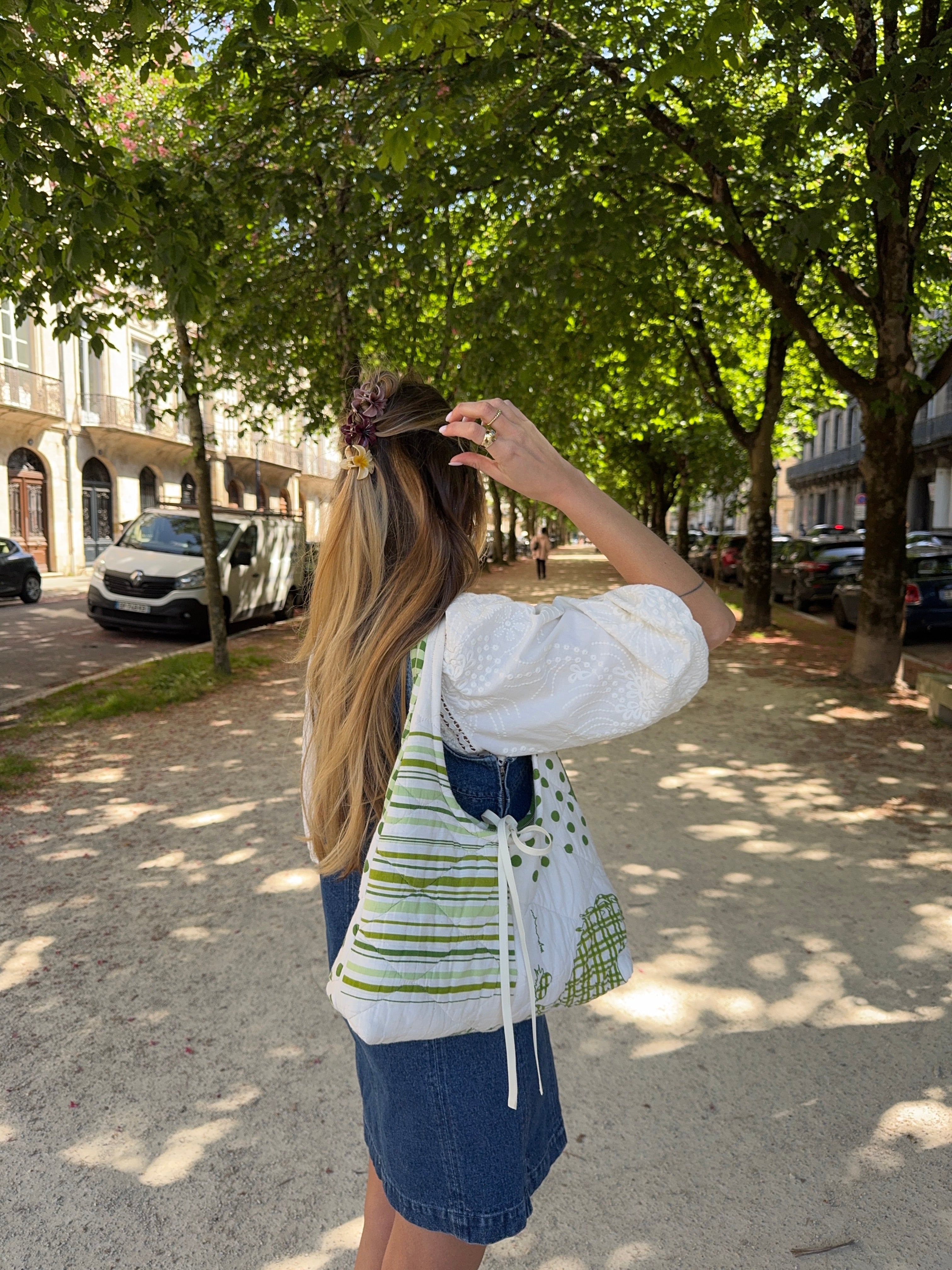 Sac upcyclé matelassé blanc à motifs verts