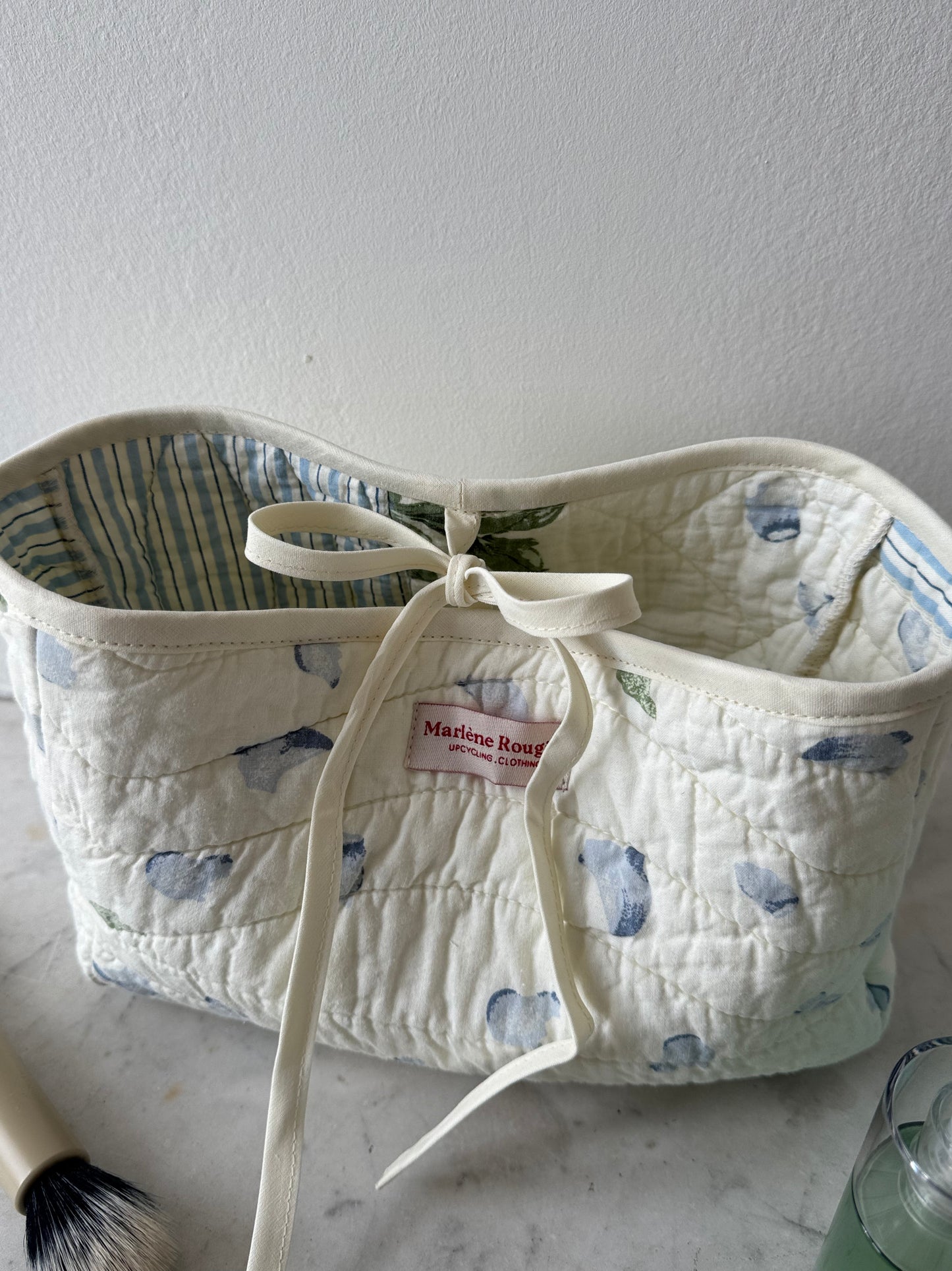 Trousse upcyclée matelassée blanche à motif bleu