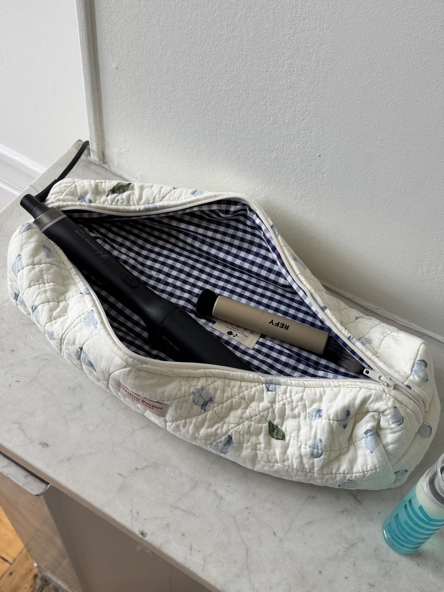 Trousse upcyclée matelassée blanche à motif bleu