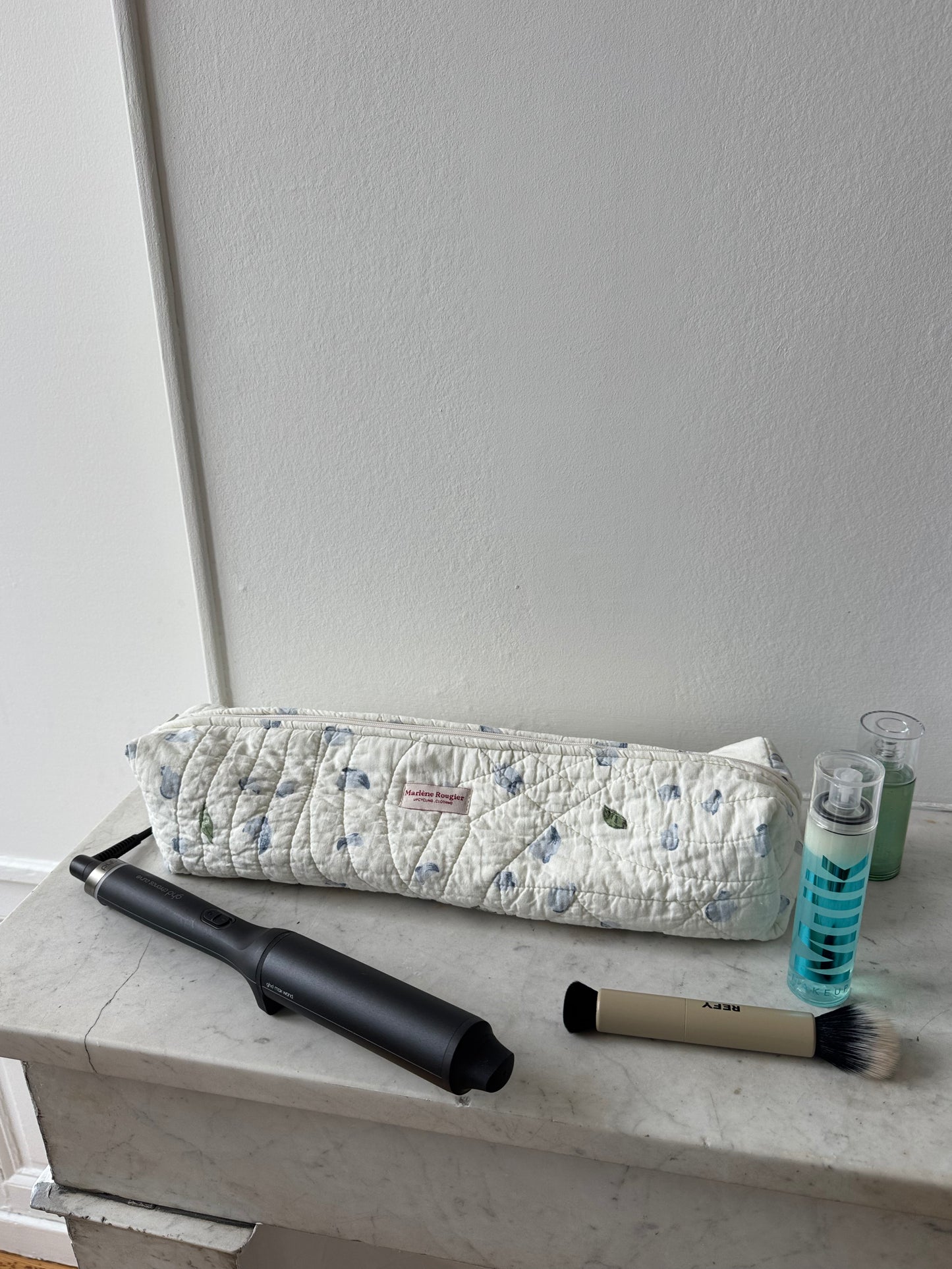 Trousse upcyclée matelassée blanche à motif bleu