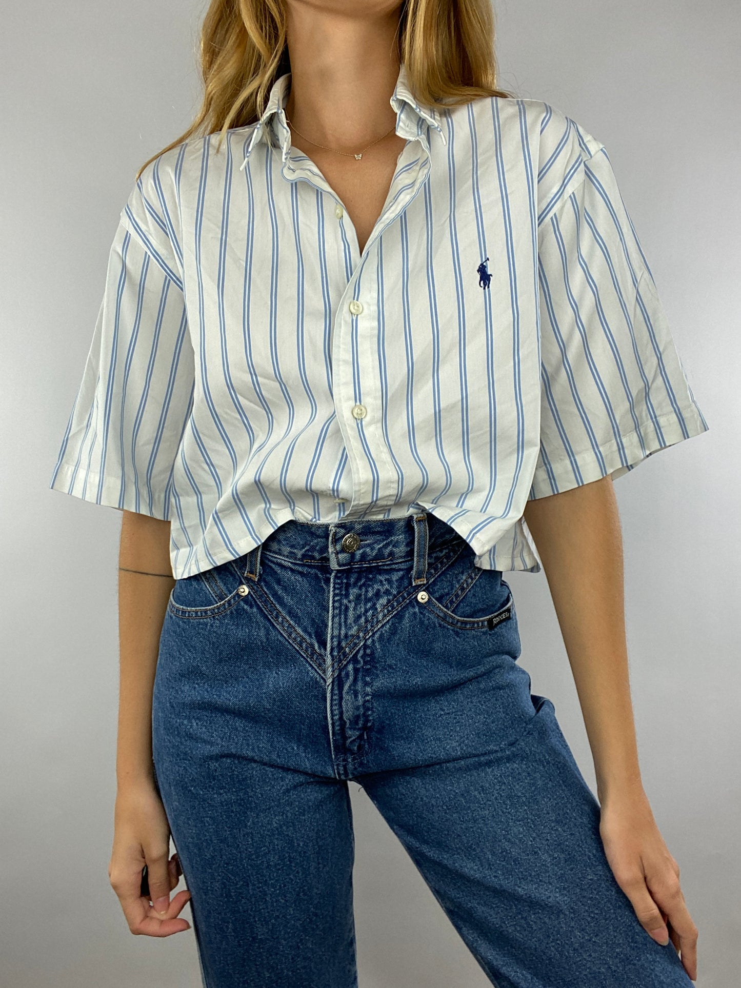 Chemisette upcyclée dos nu V blanche à rayures bleues