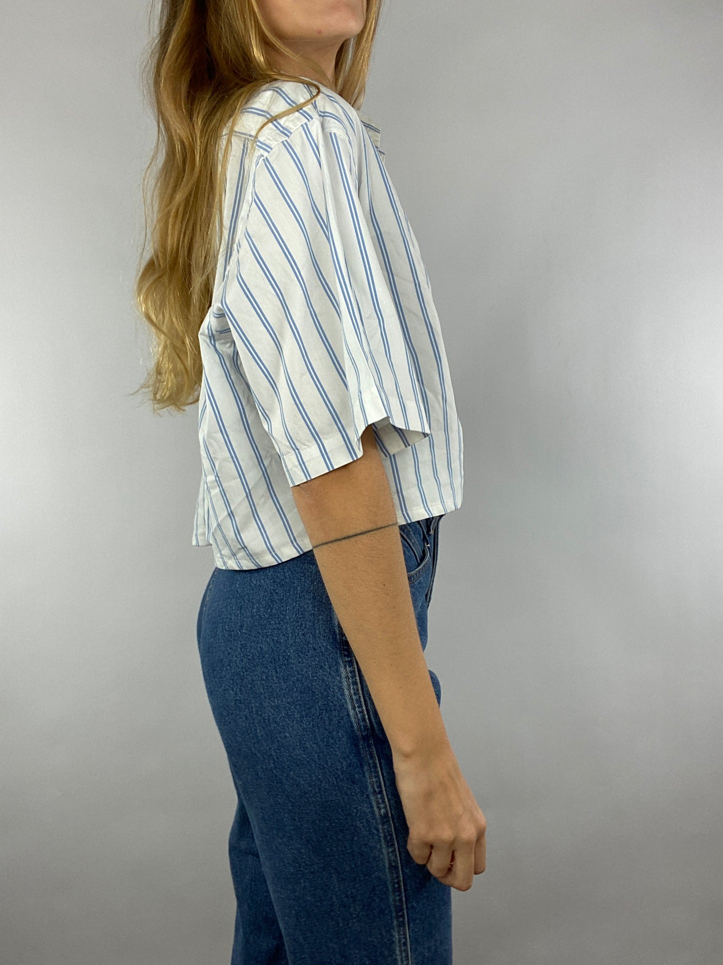 Chemisette upcyclée dos nu V blanche à rayures bleues