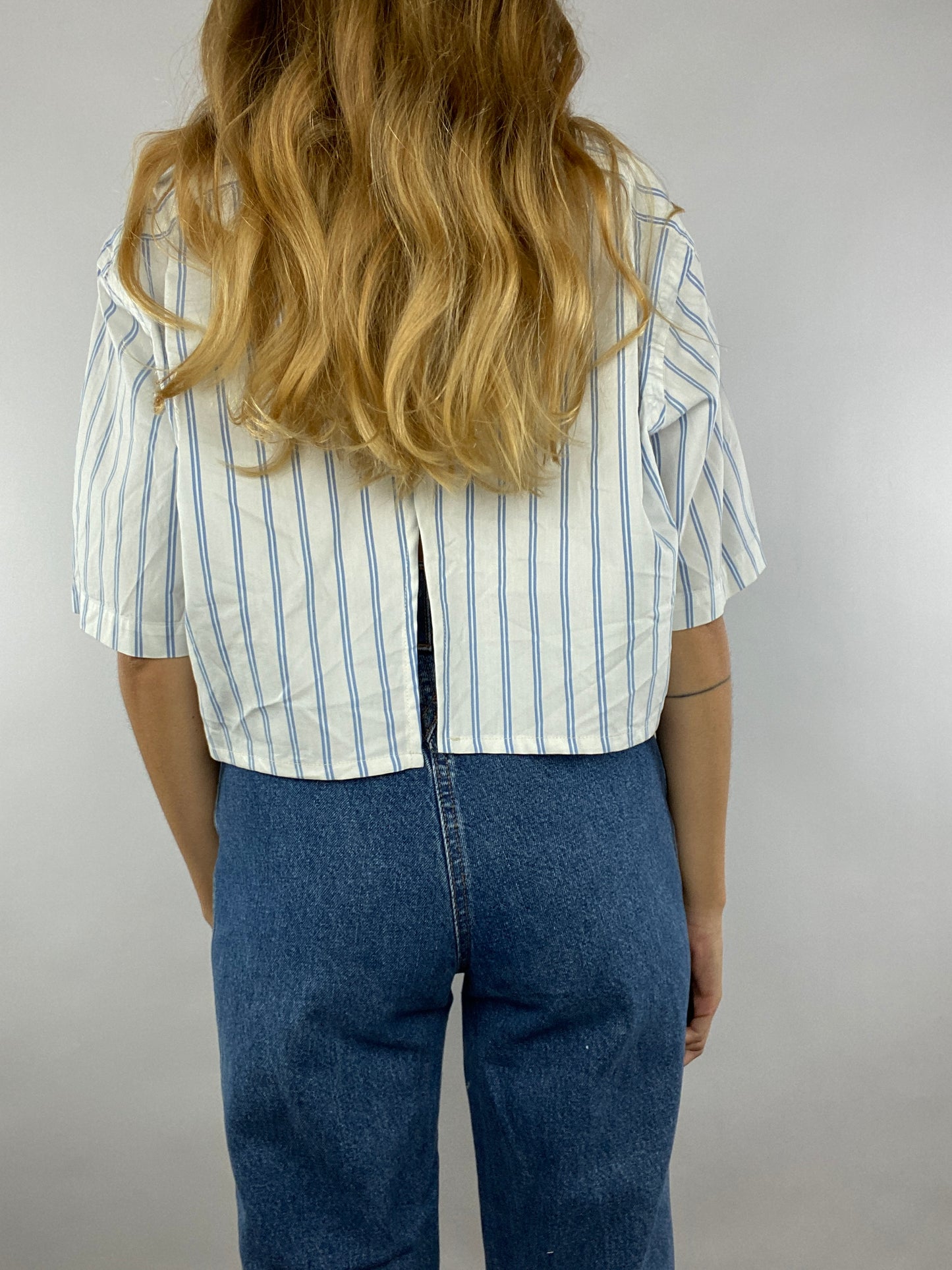 Chemisette upcyclée dos nu V blanche à rayures bleues