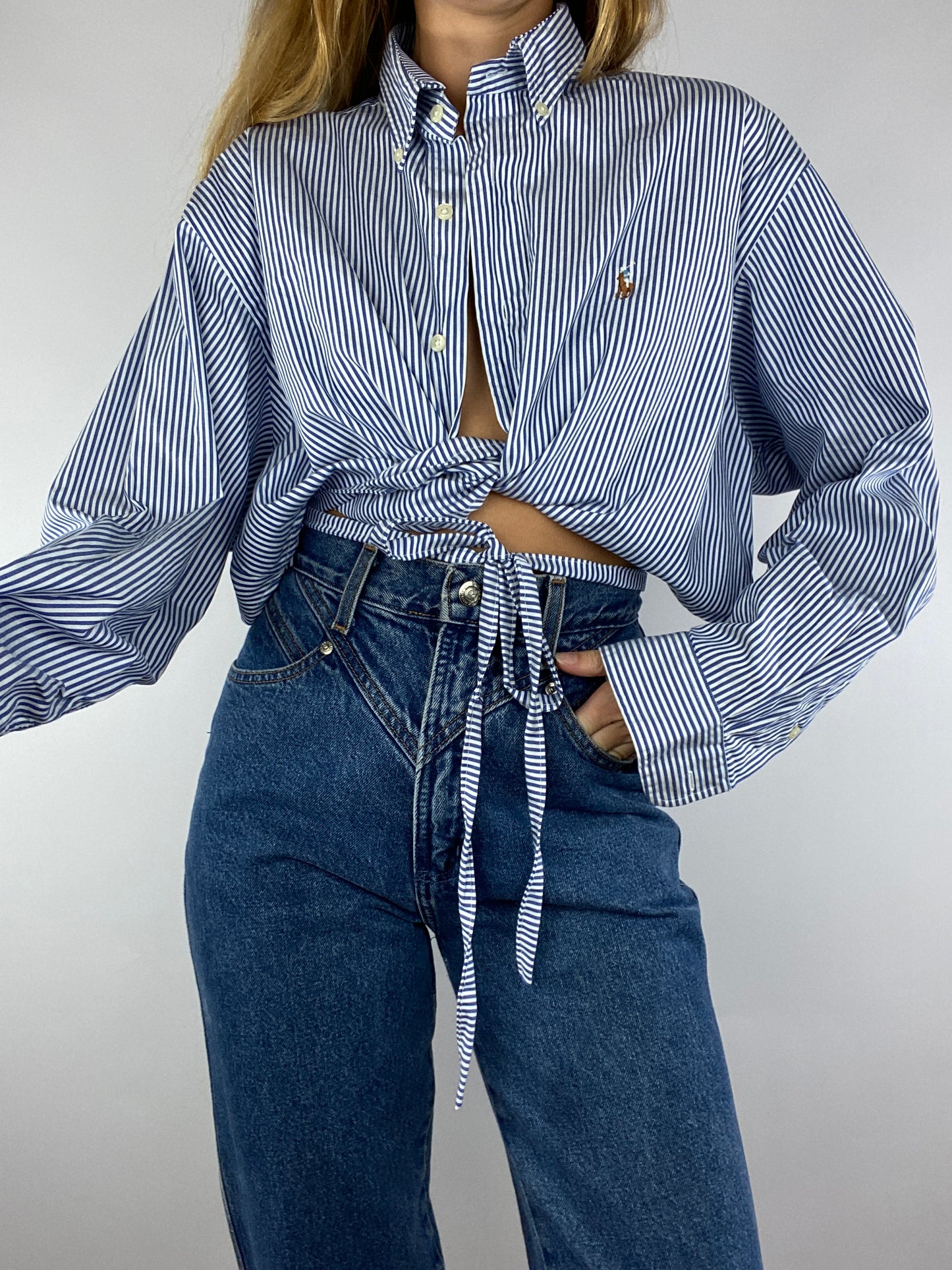 Chemise upcyclée dos nu à rayures bleues