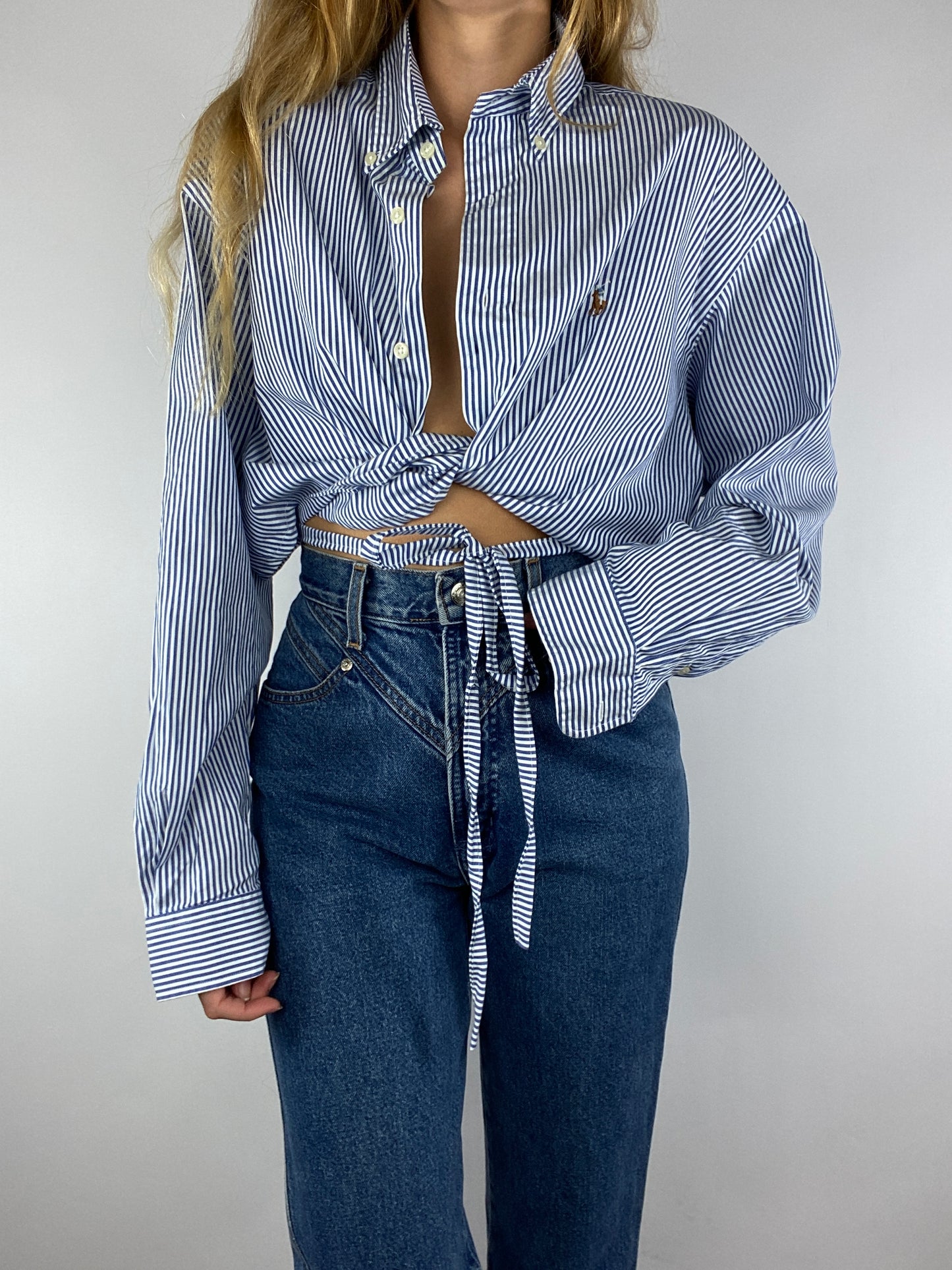 Chemise upcyclée dos nu à rayures bleues