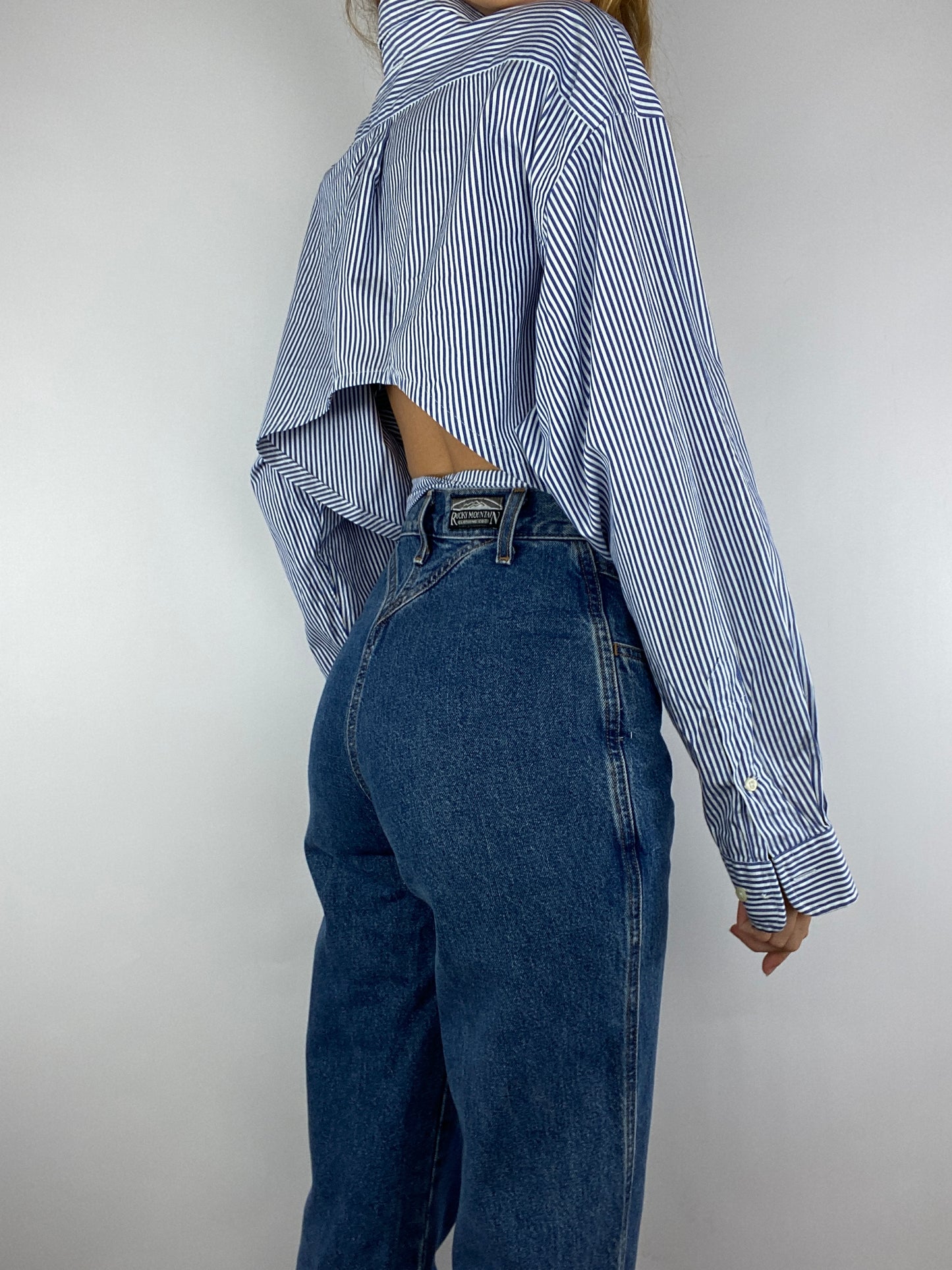 Chemise upcyclée dos nu à rayures bleues