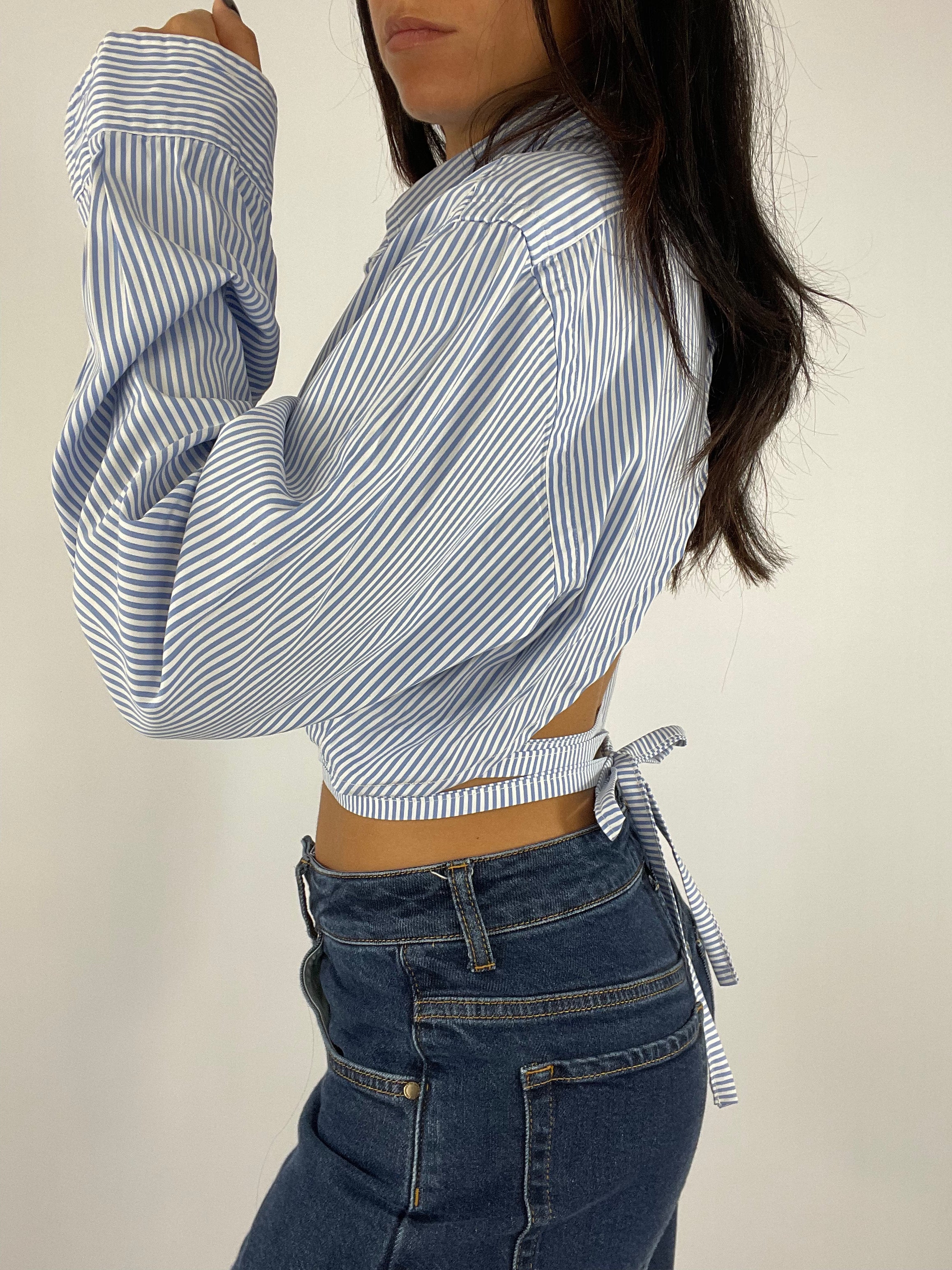 Chemise upcyclée dos nu à rayures bleues