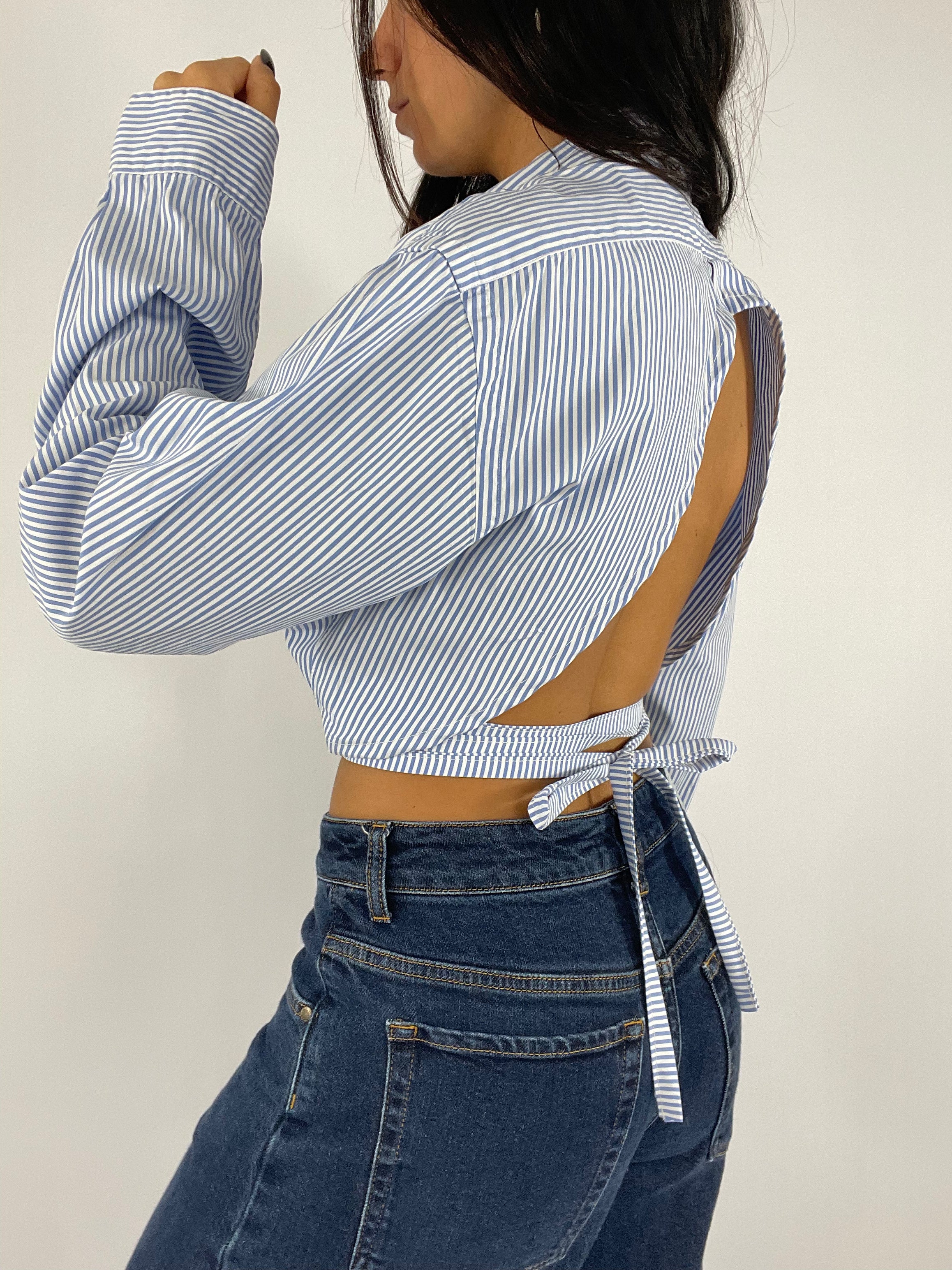 Chemise upcyclée dos nu à rayures bleues