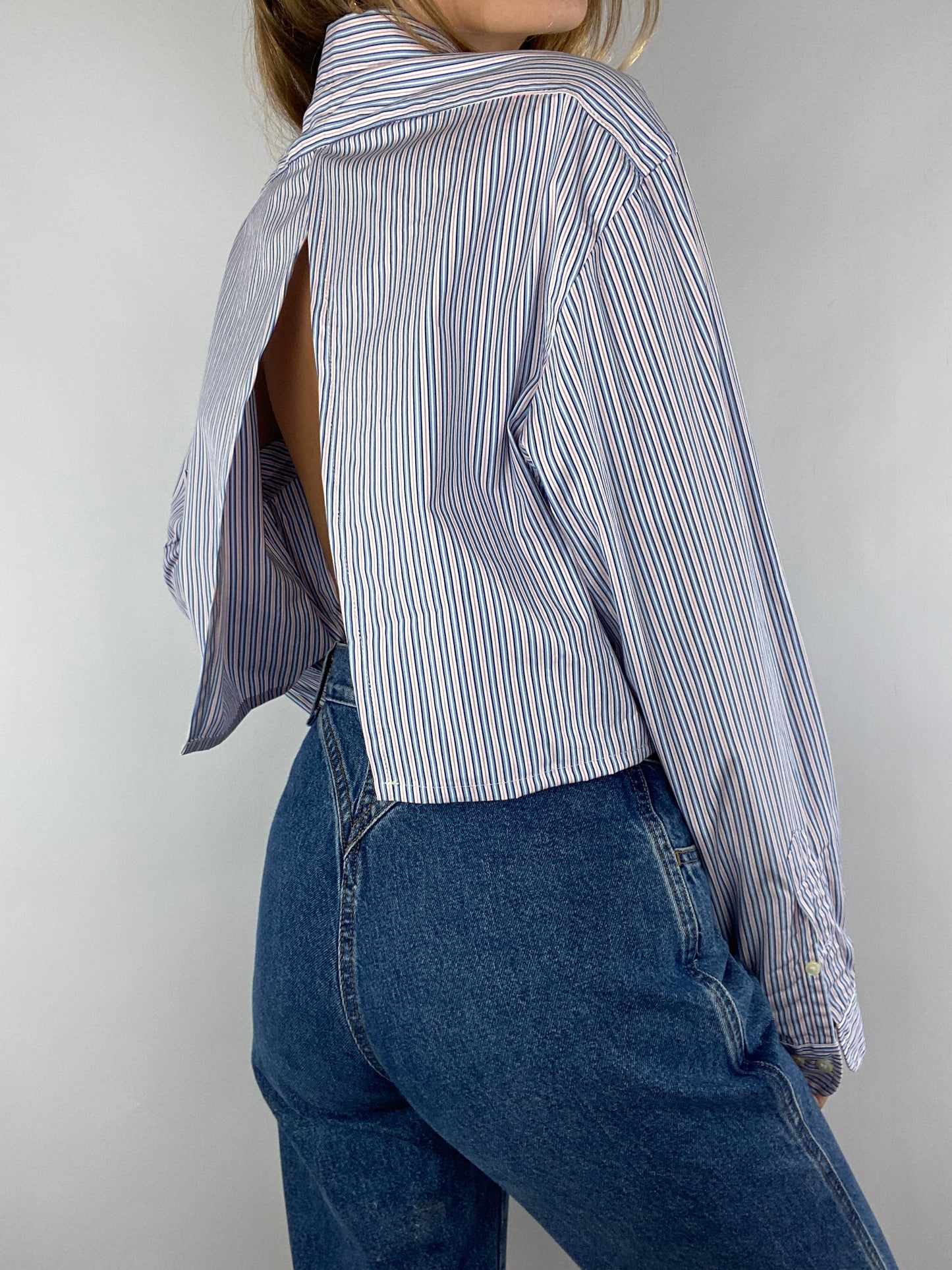 Chemise upcyclée dos nu V rayée