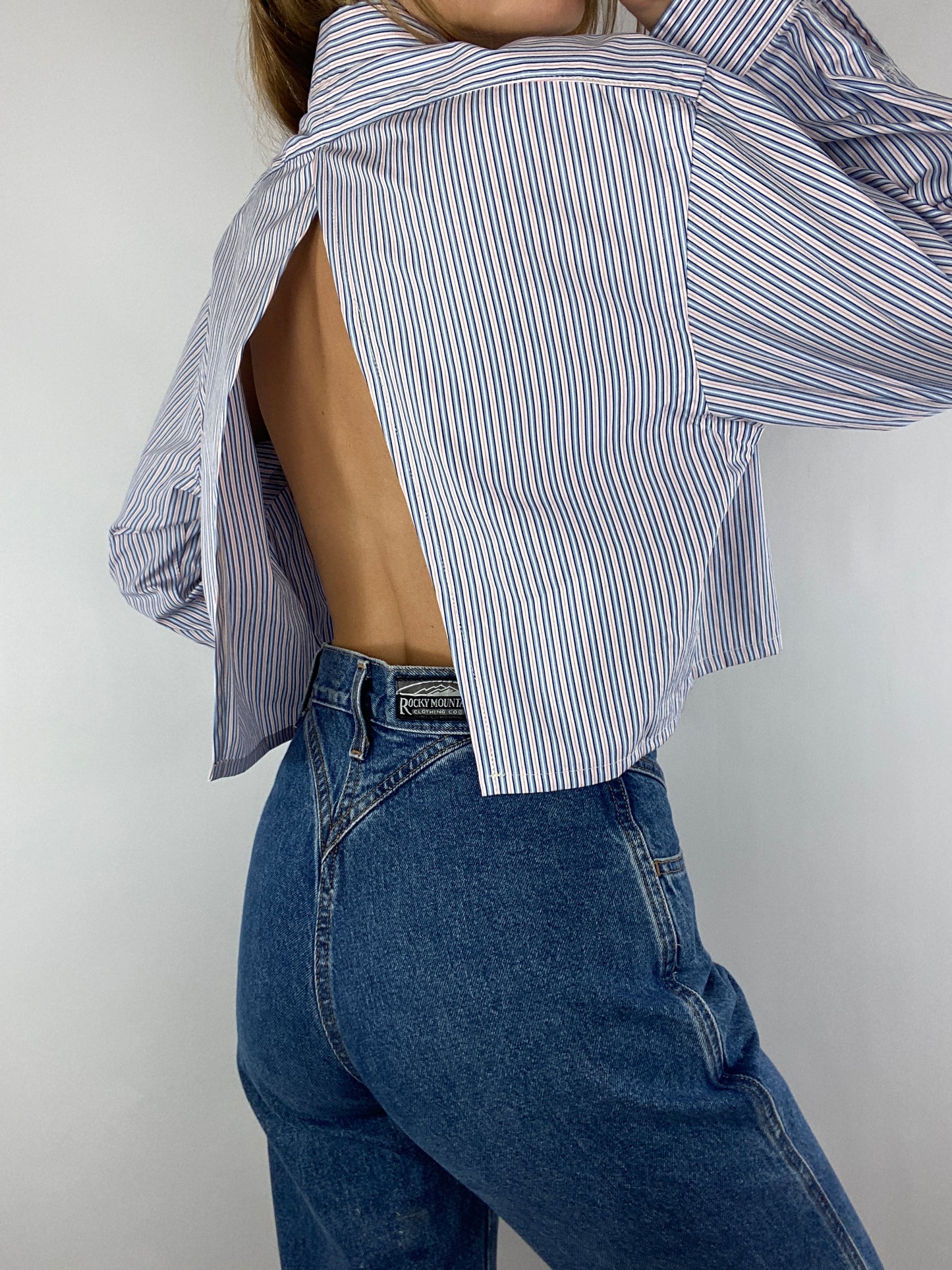 Chemise upcyclée dos nu V rayée