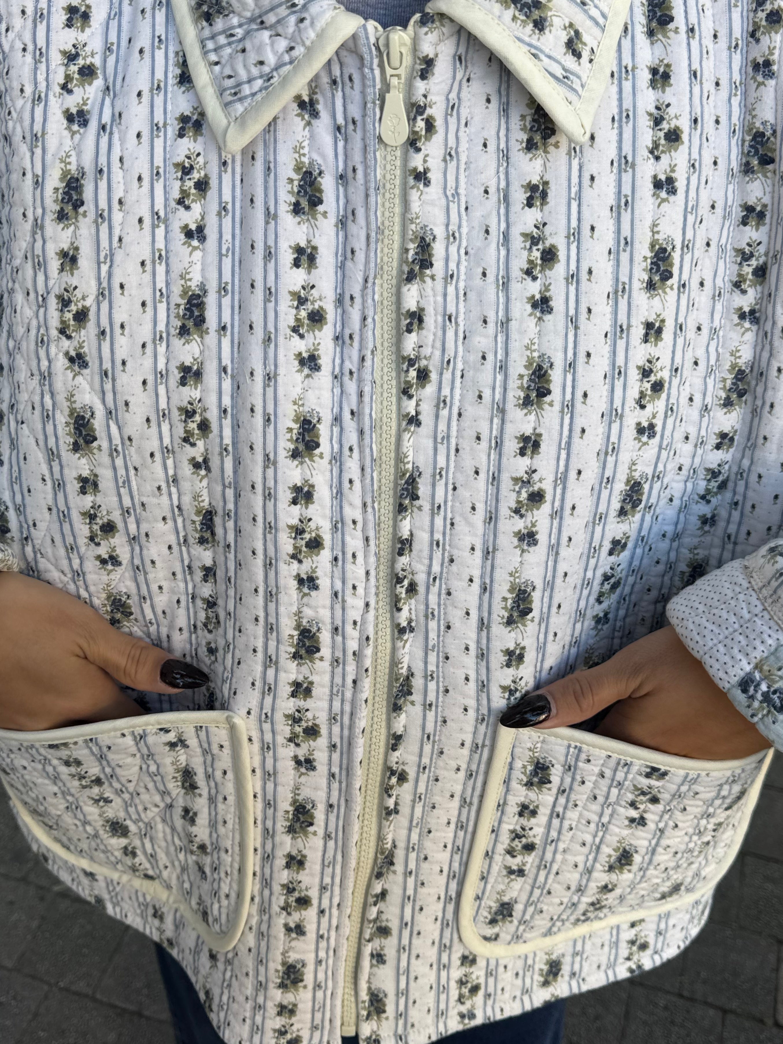Veste upcyclée matelassée blanche à motifs