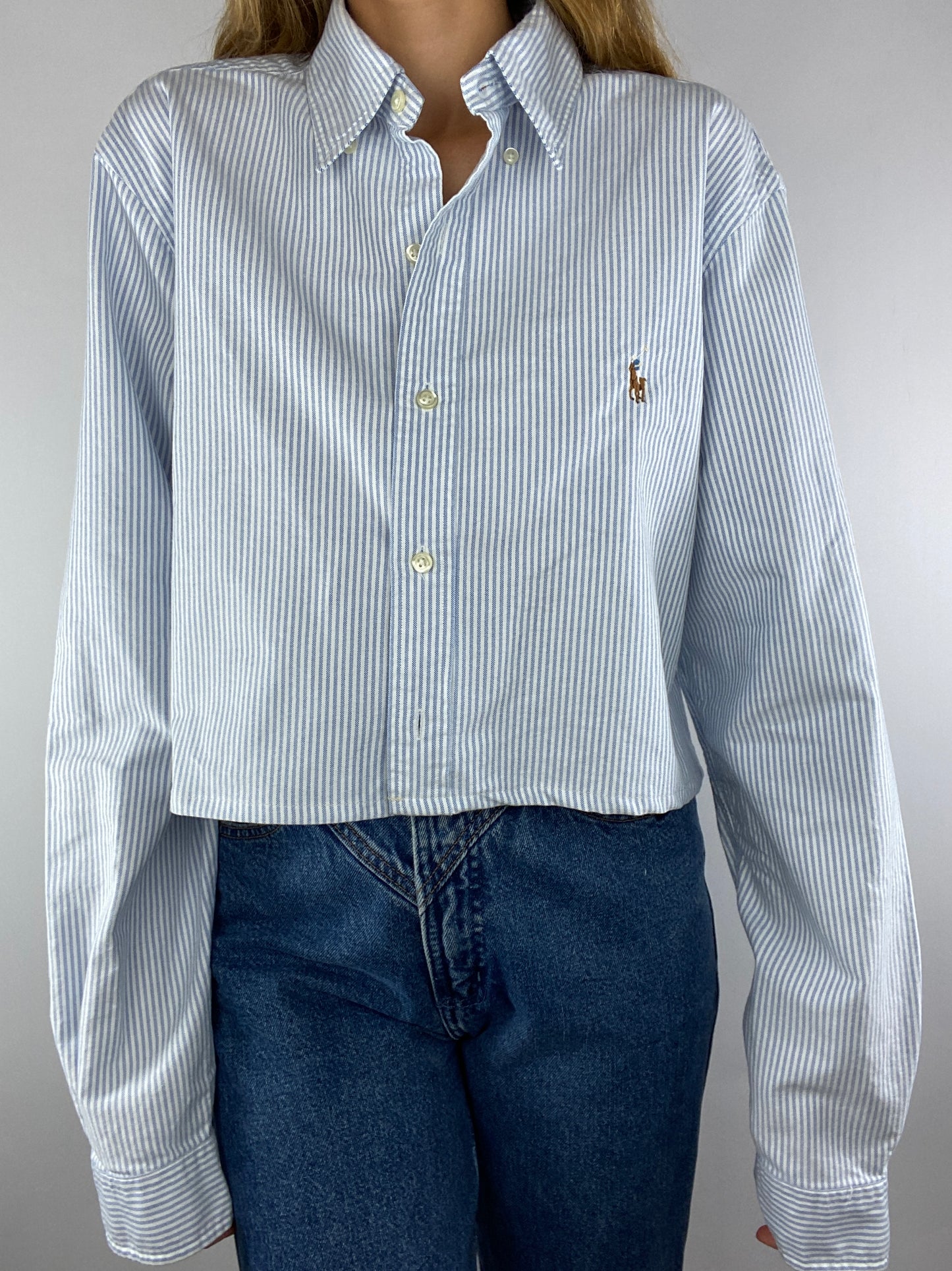 Chemise upcyclée dos nu V à rayures bleu clair