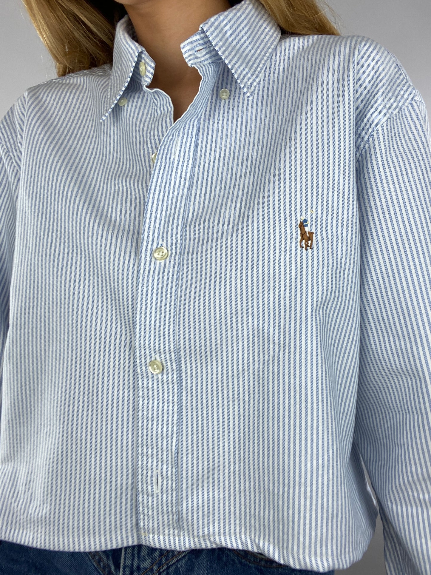 Chemise upcyclée dos nu V à rayures bleu clair