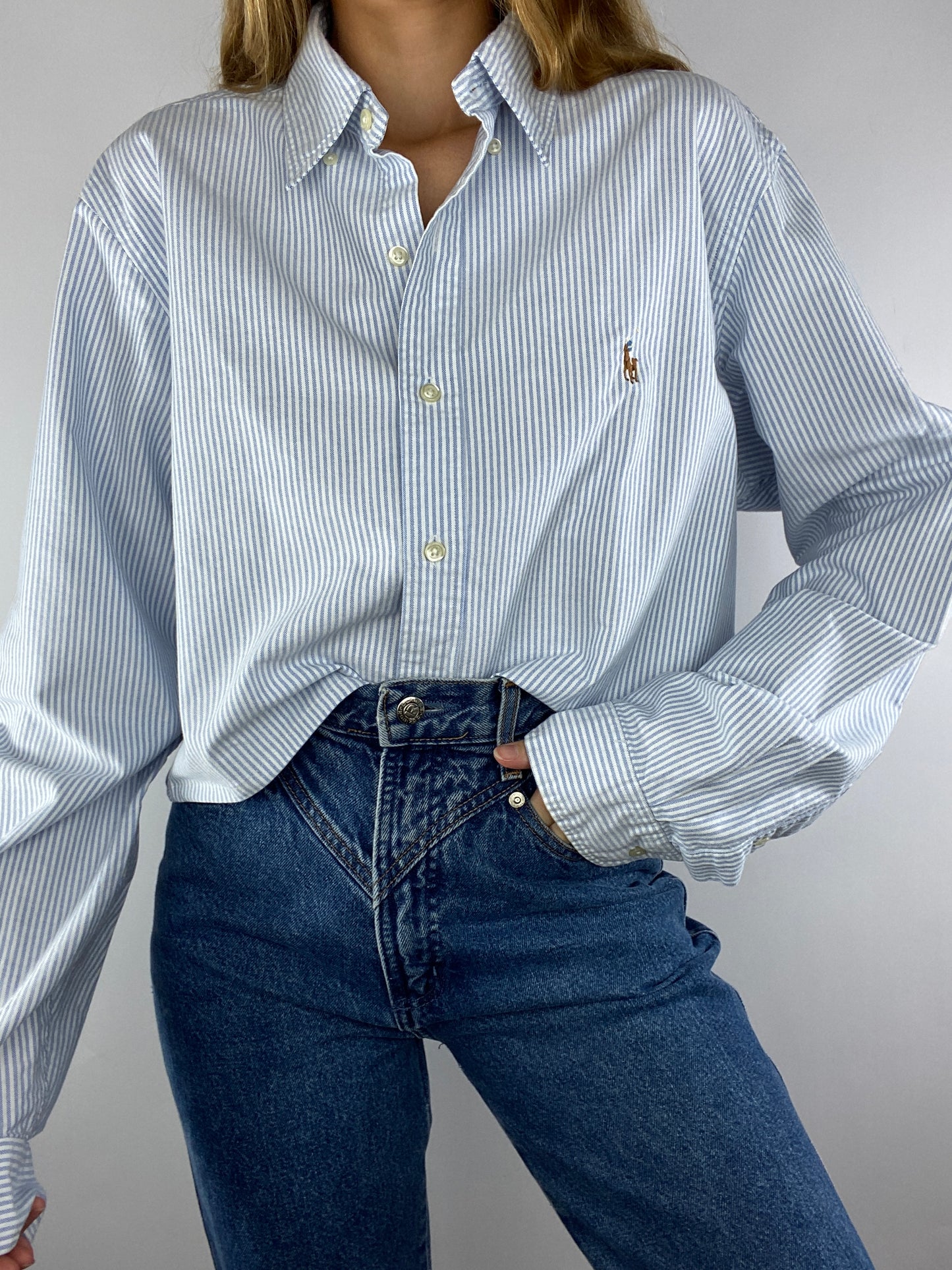 Chemise upcyclée dos nu V à rayures bleu clair