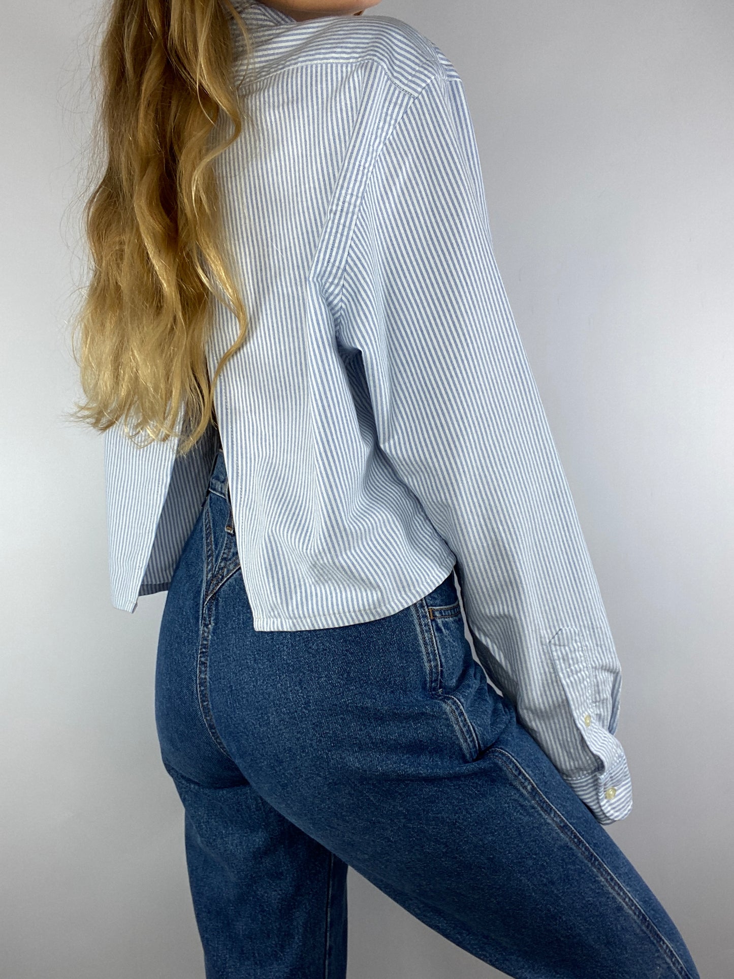 Chemise upcyclée dos nu V à rayures bleu clair