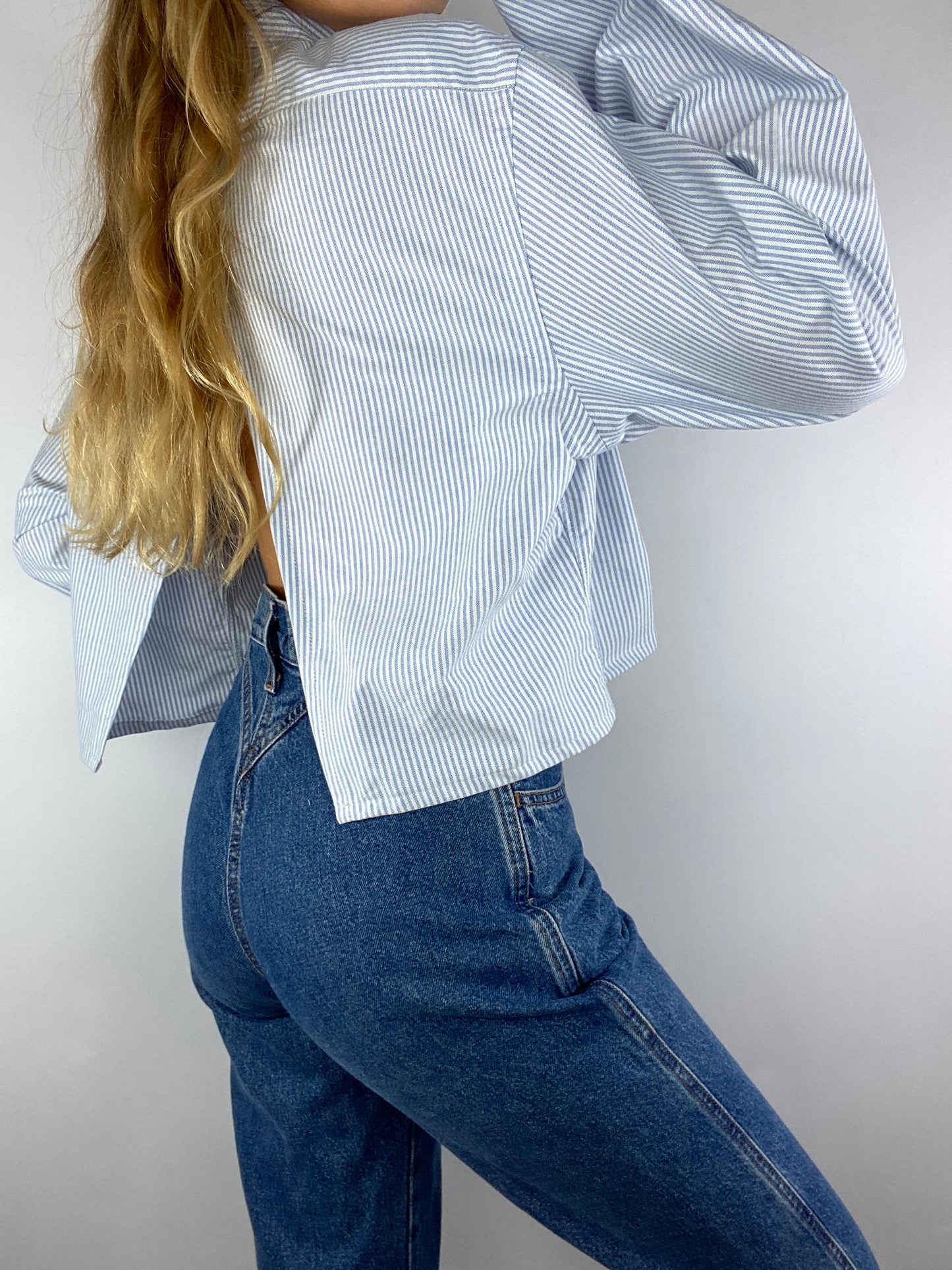 Chemise upcyclée dos nu V à rayures bleu clair