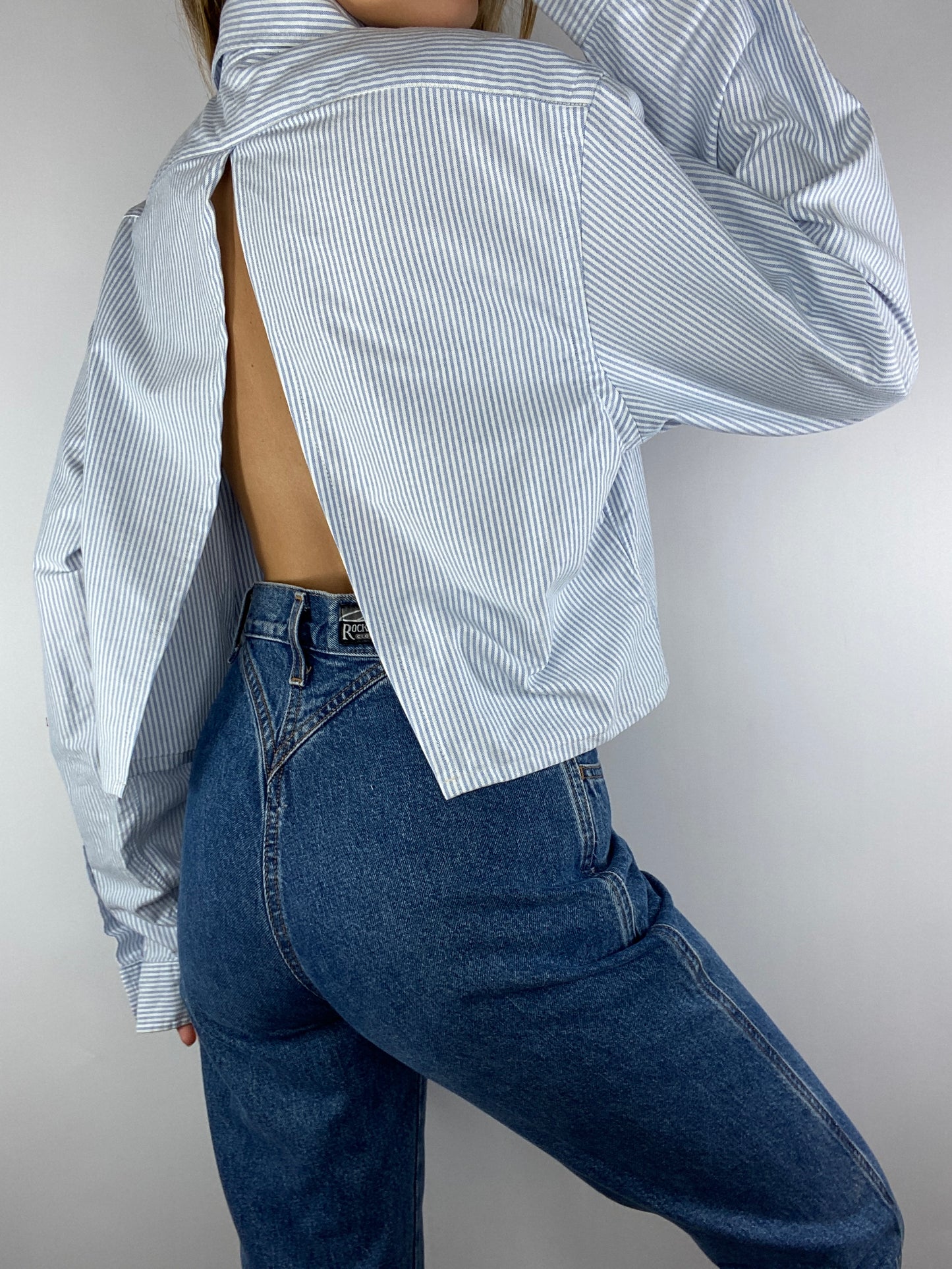 Chemise upcyclée dos nu V à rayures bleu clair