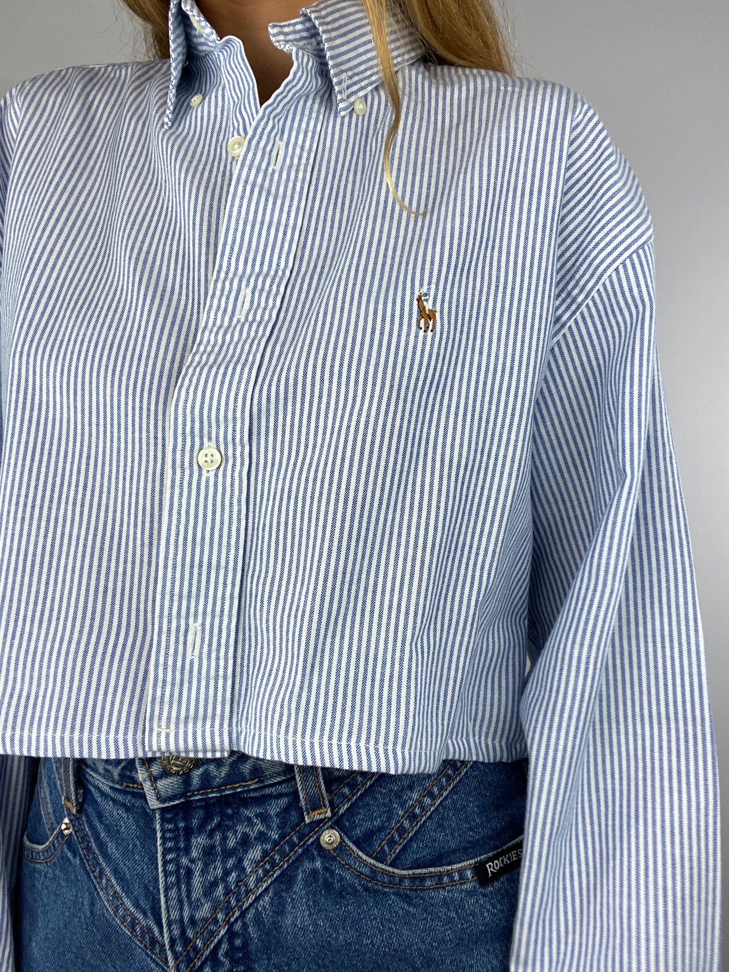 Chemise upcyclée dos nu V à rayures bleues