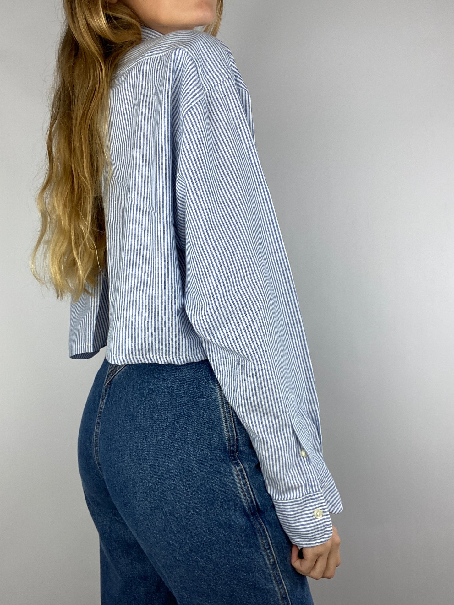 Chemise upcyclée dos nu V à rayures bleues