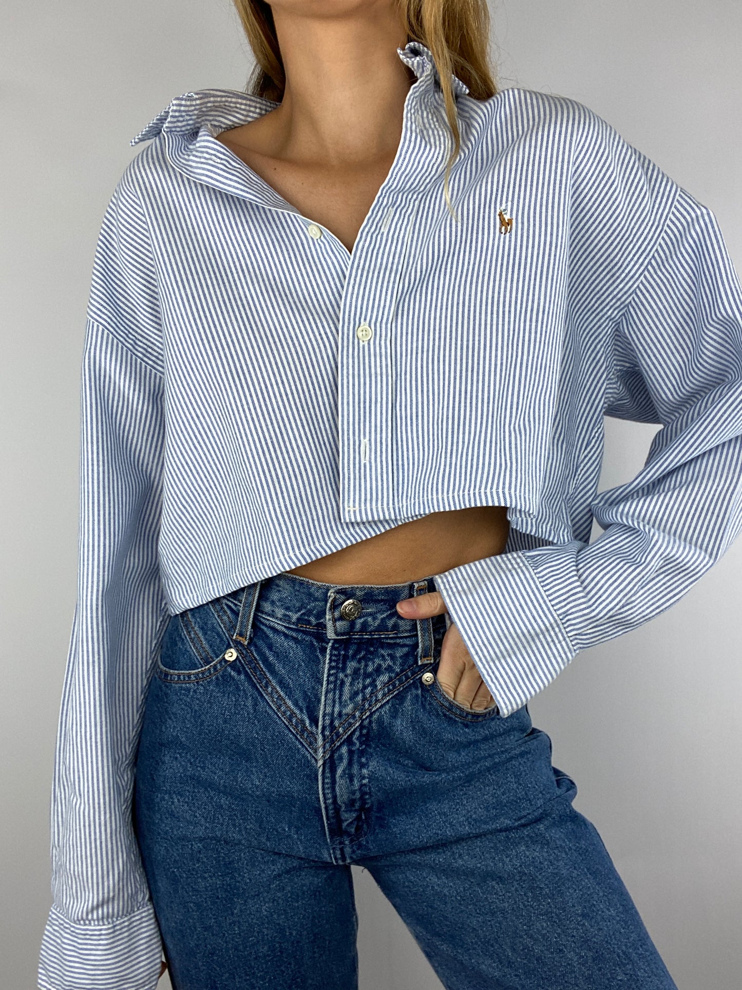 Chemise upcyclée dos nu V à rayures bleues