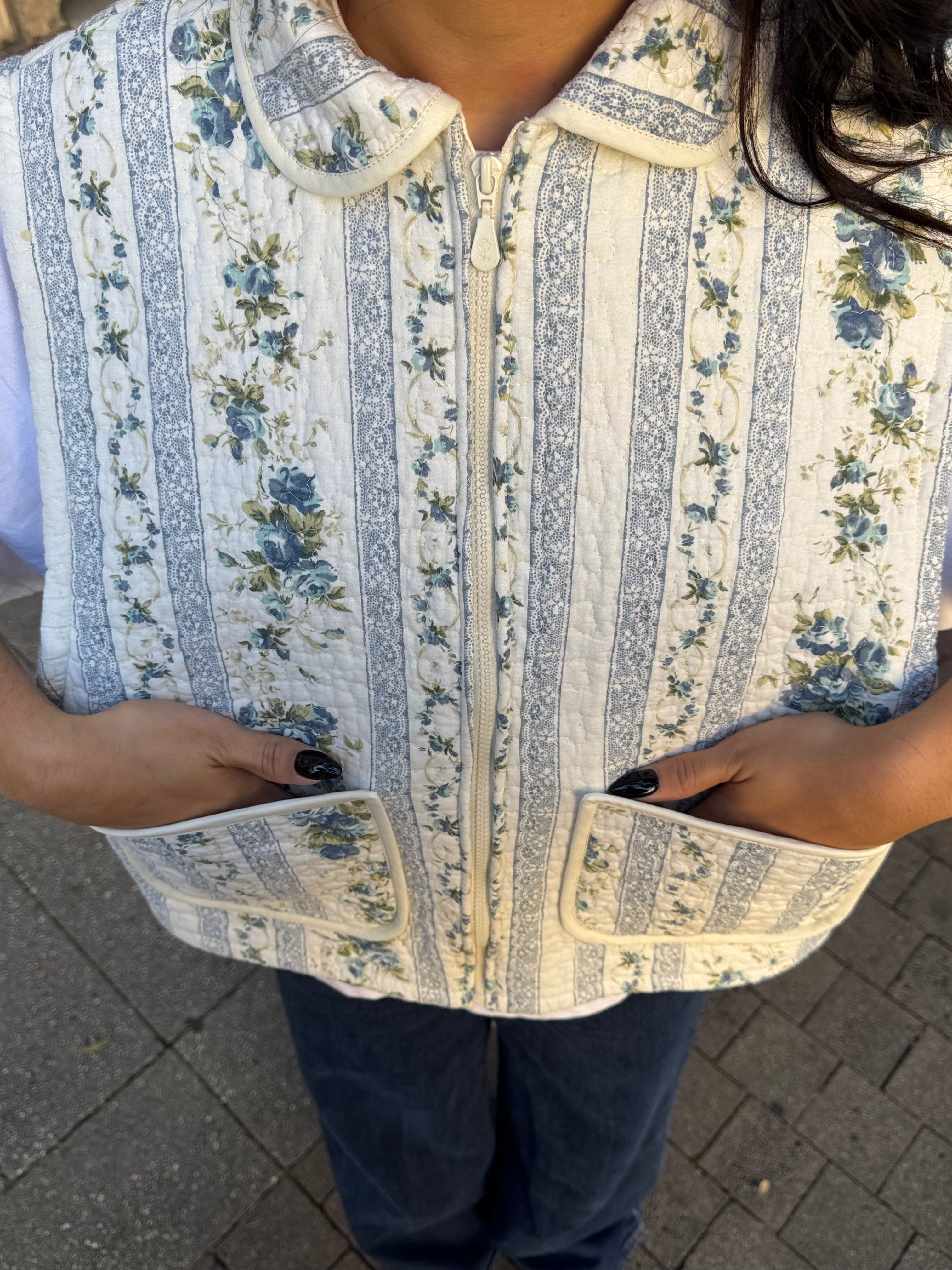 Veste sans manches upcyclée matelassée blanche à motifs bleus