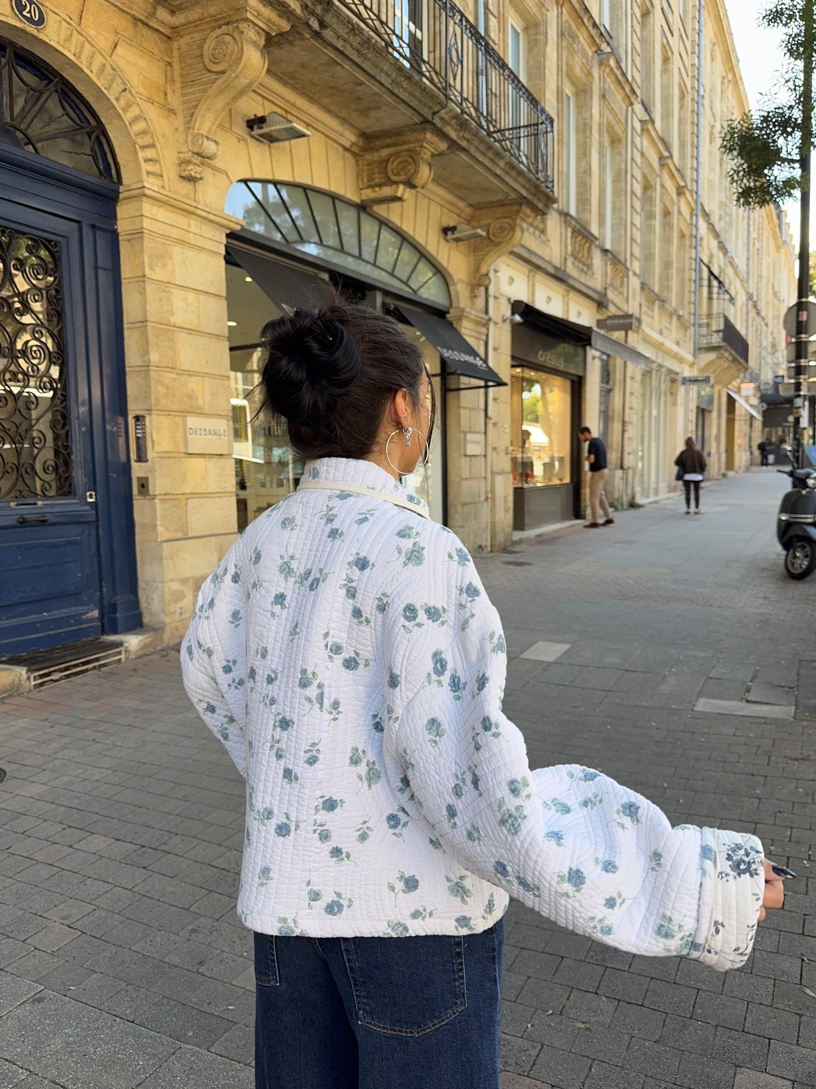 Veste upcyclée matelassée blanche à fleurs bleues