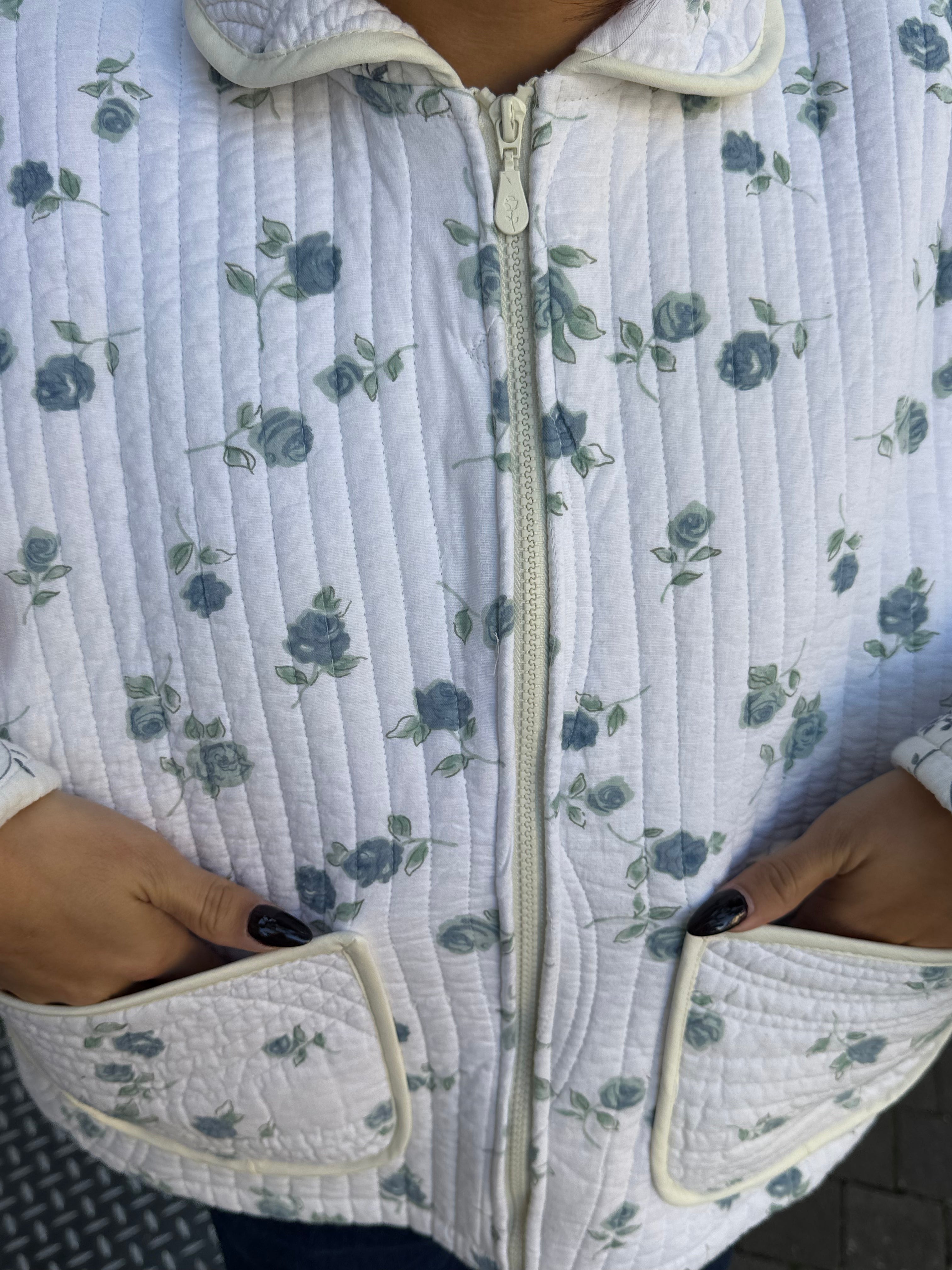 Veste upcyclée matelassée blanche à fleurs bleues