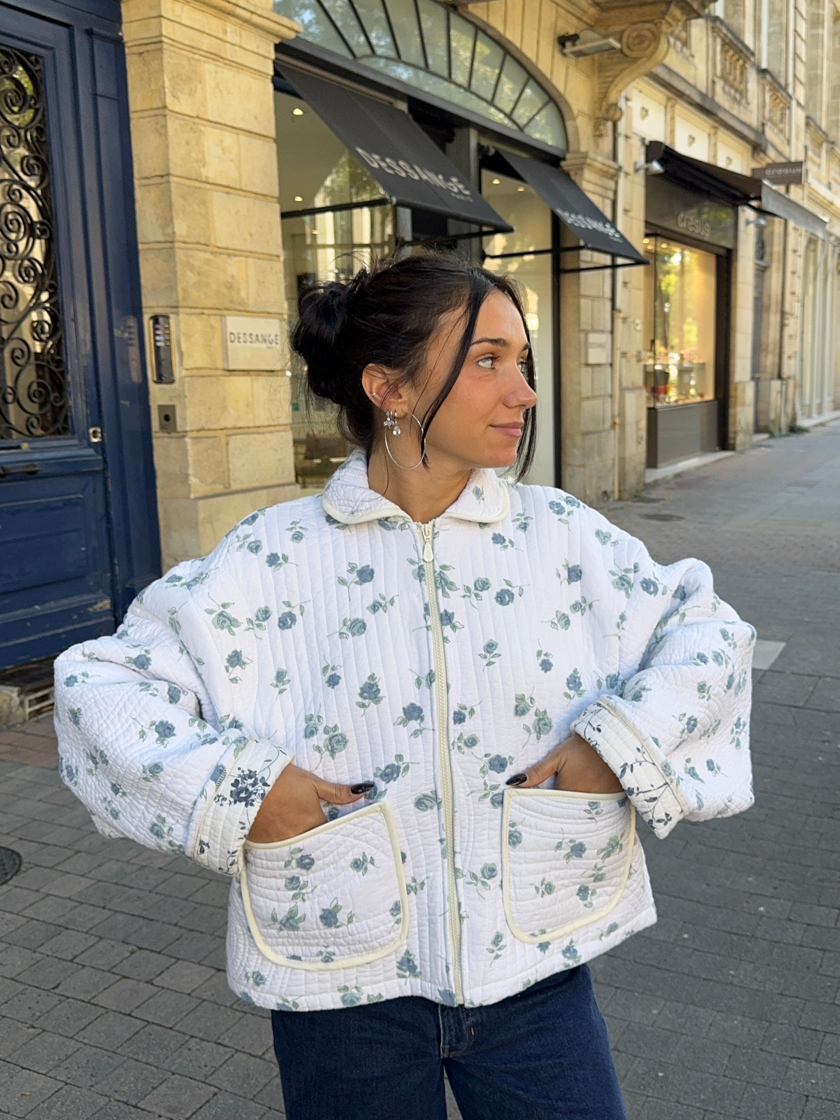 Veste upcyclée matelassée blanche à fleurs bleues