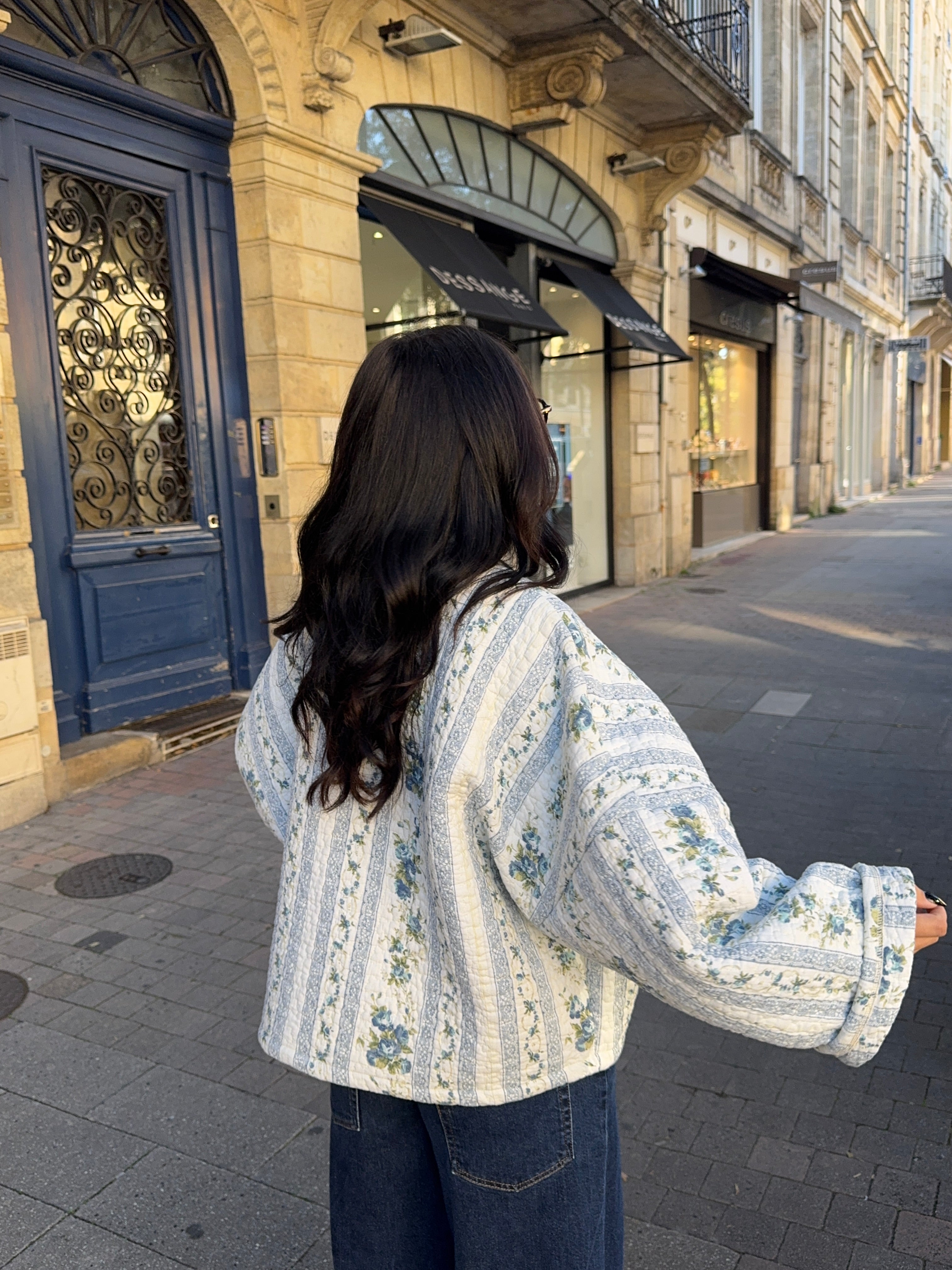 Veste upcyclée matelassée blanche à motifs bleus