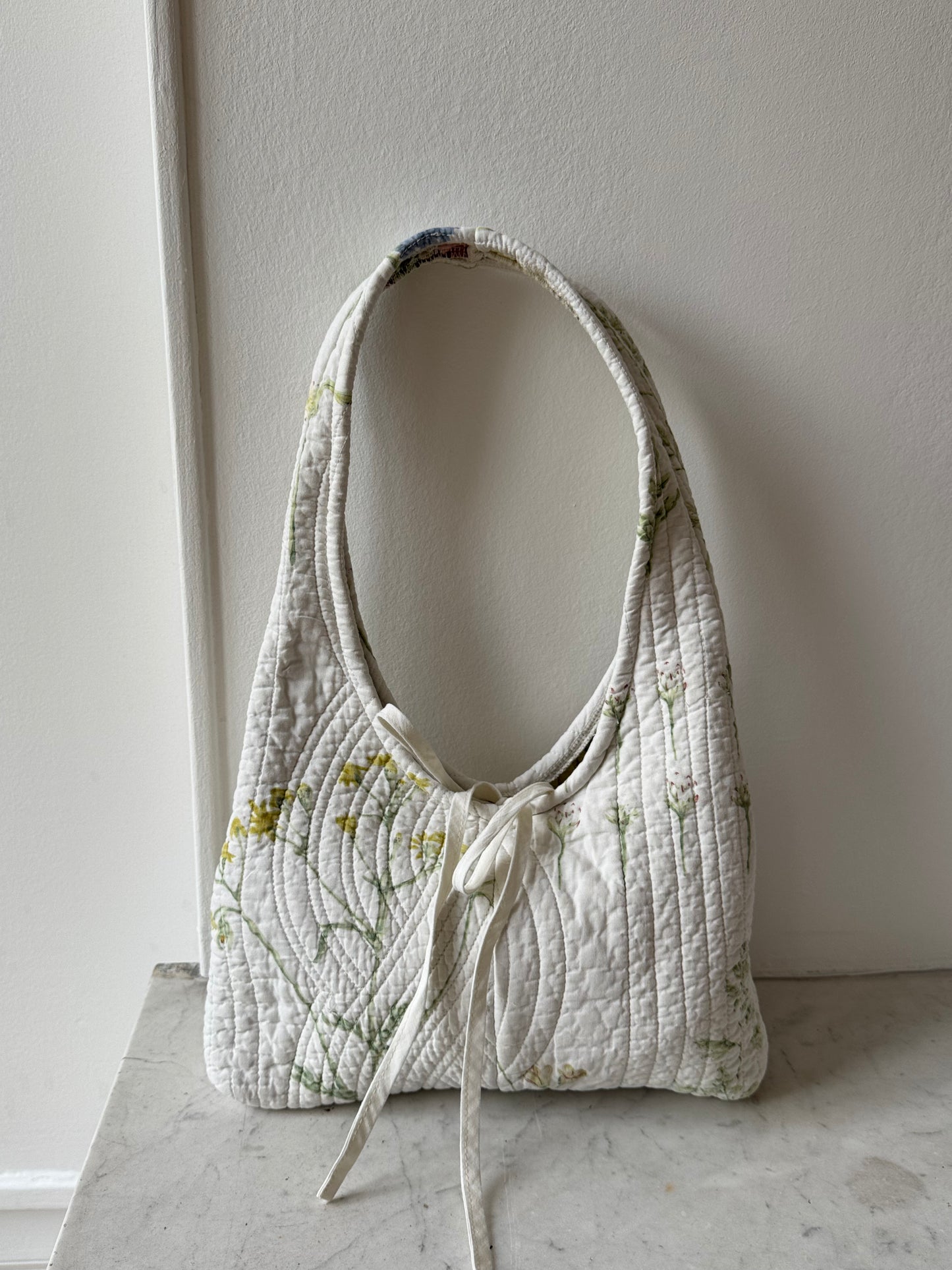 Sac upcyclé matelassé blanc à motifs