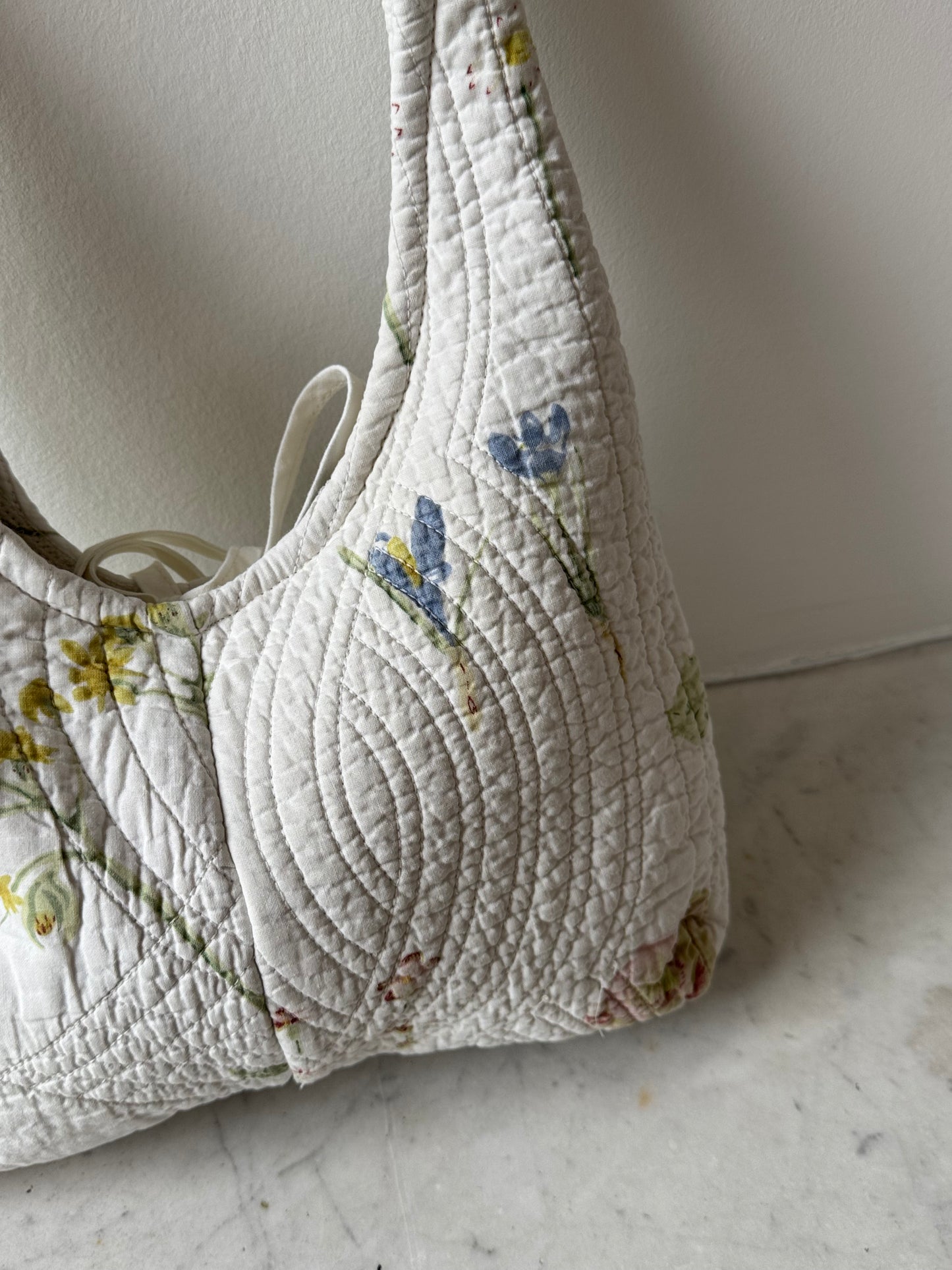 Sac upcyclé matelassé blanc à motifs
