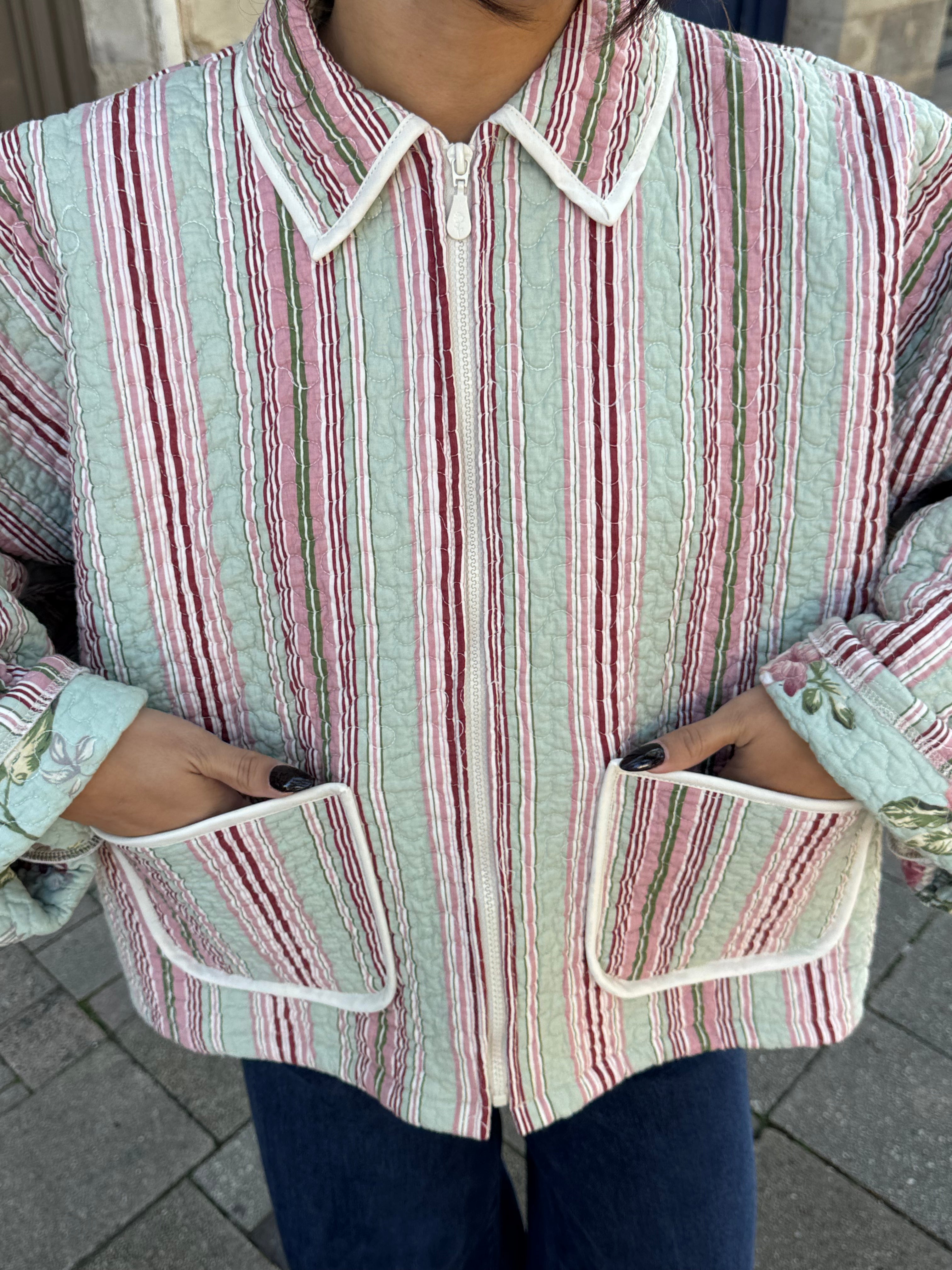 Veste upcyclée matelassée vert d'eau à rayures roses