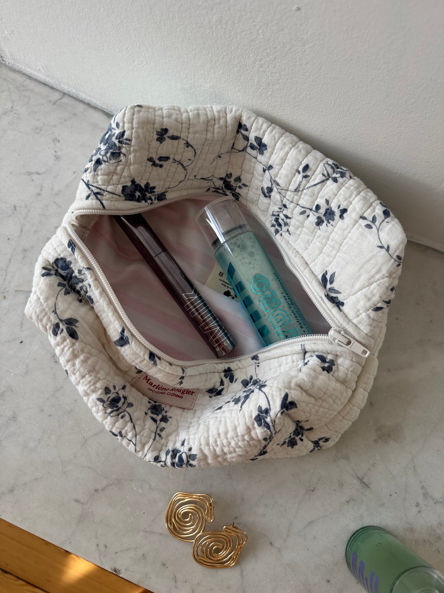 Trousse upcyclée matelassée blanche à fleurs