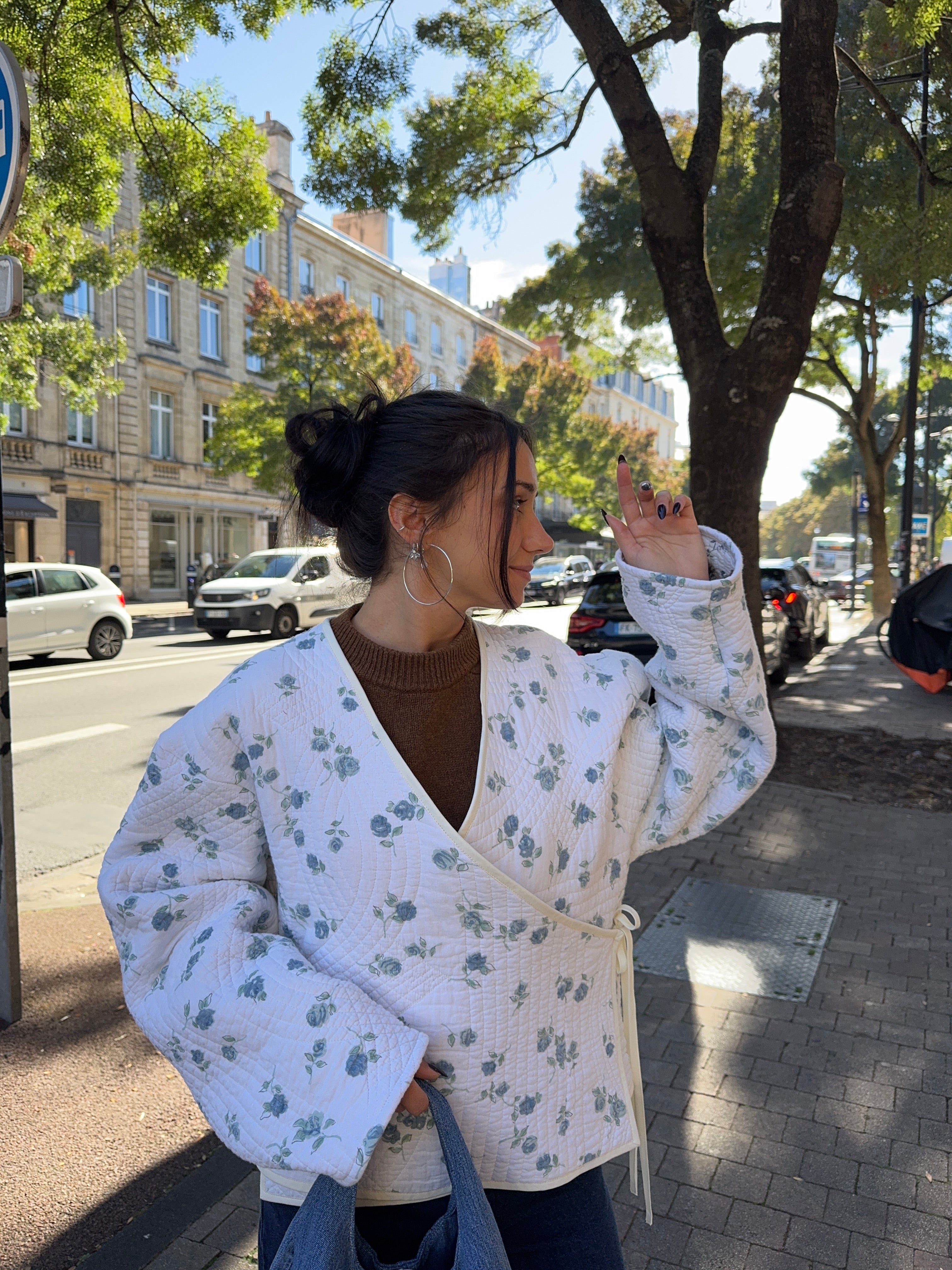 Veste kimono upcyclée matelassée blanche à fleurs bleues