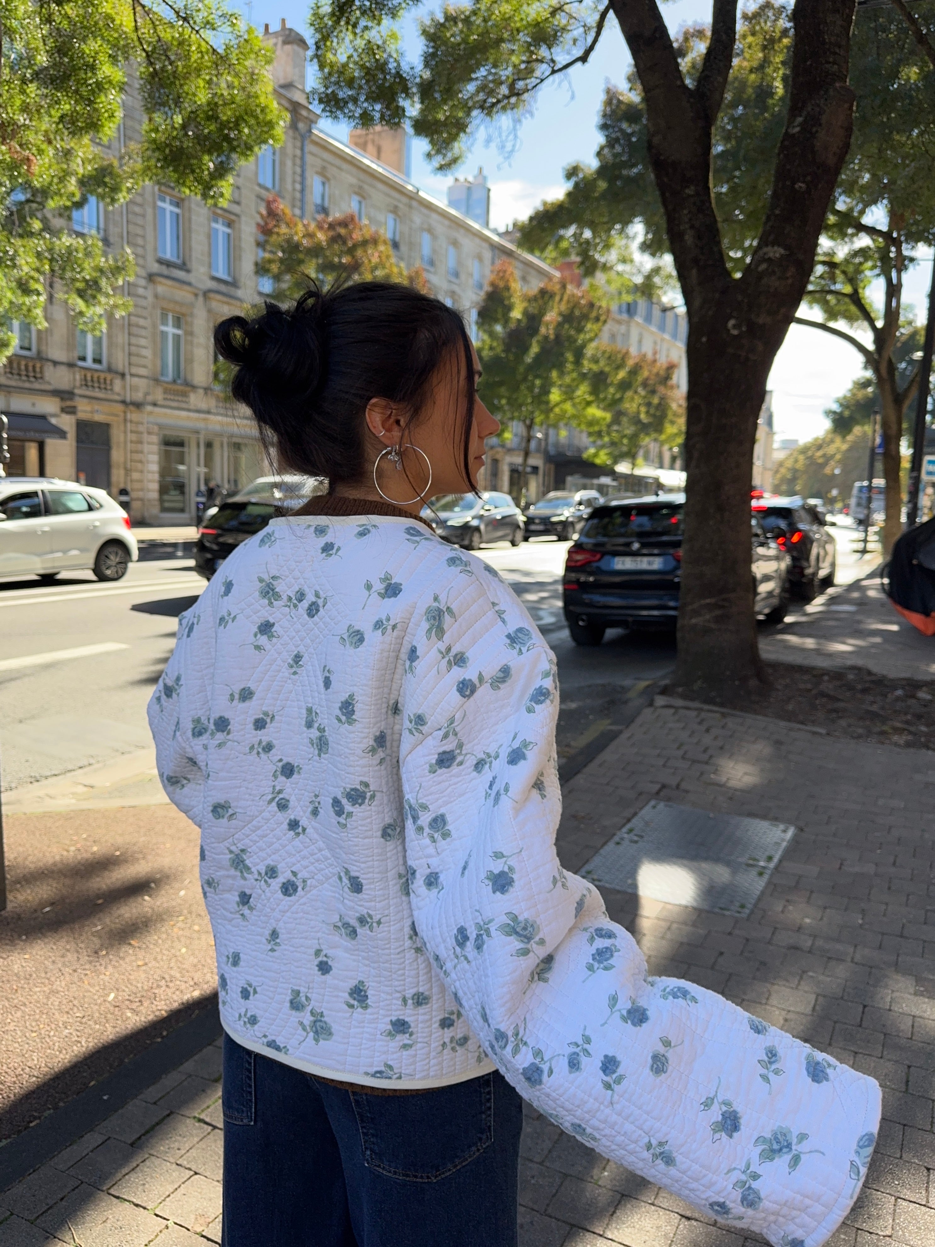 Veste kimono upcyclée matelassée blanche à fleurs bleues