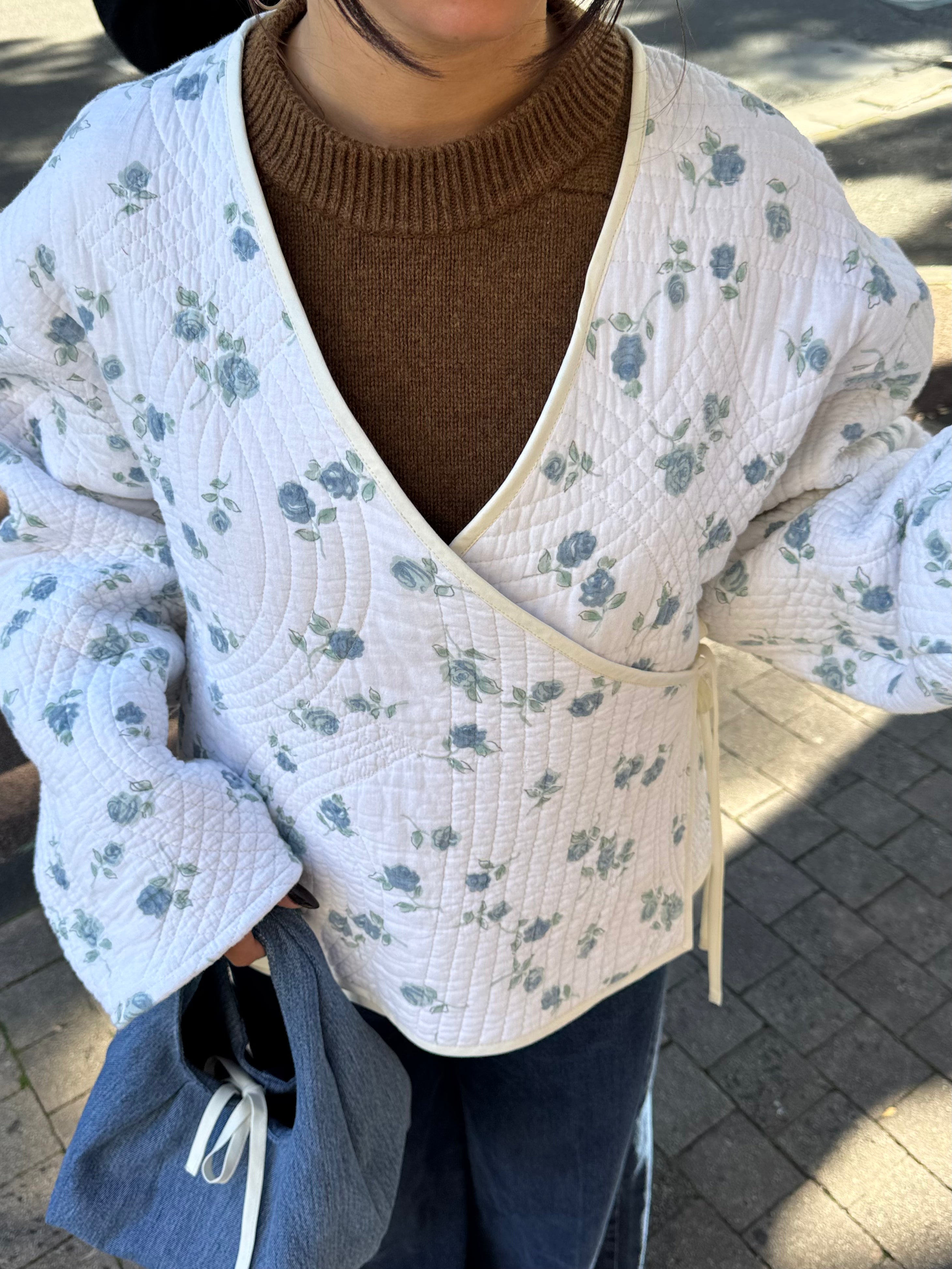 Veste kimono upcyclée matelassée blanche à fleurs bleues