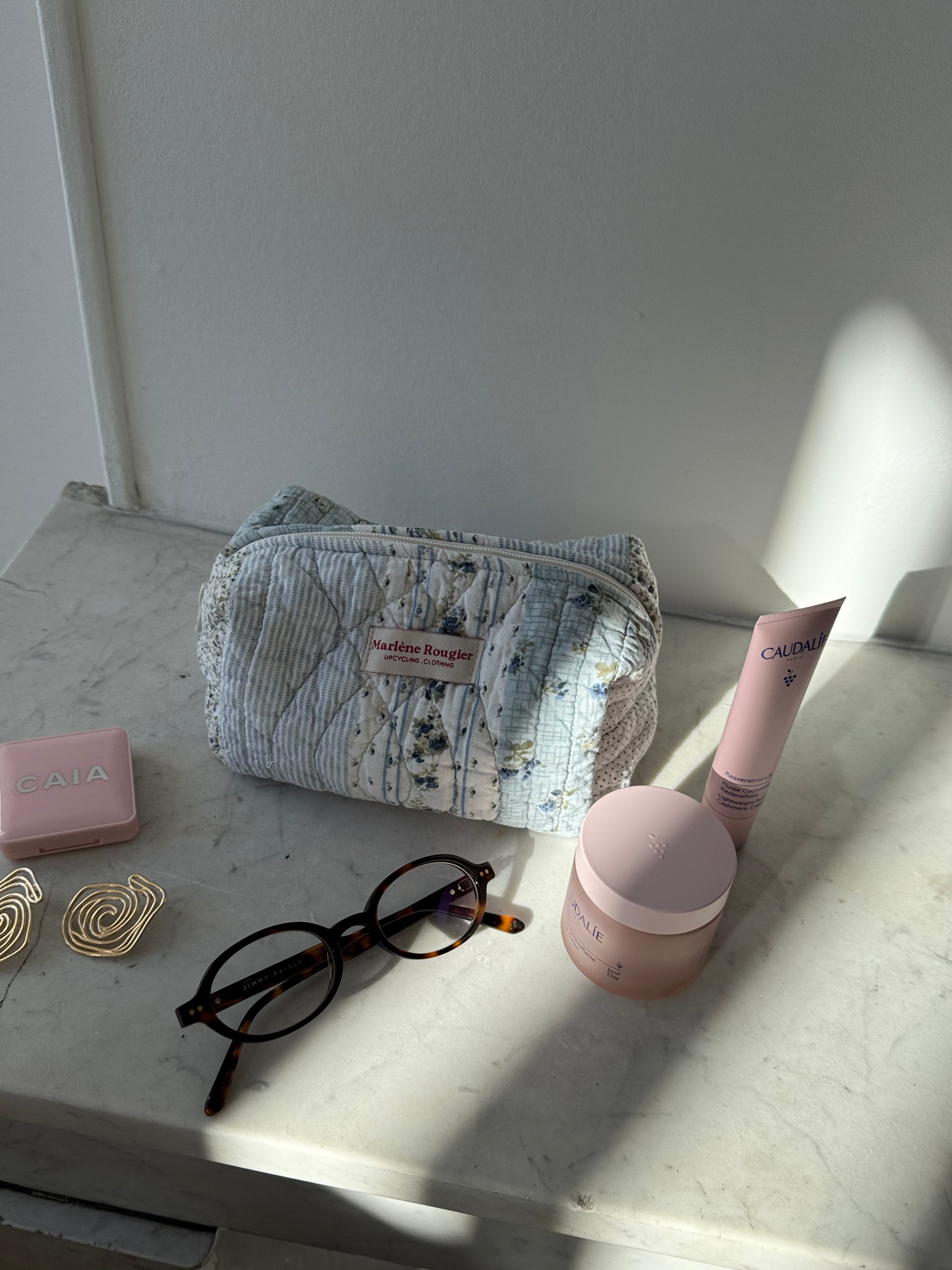 Trousse upcyclée matelassée blanche à motifs