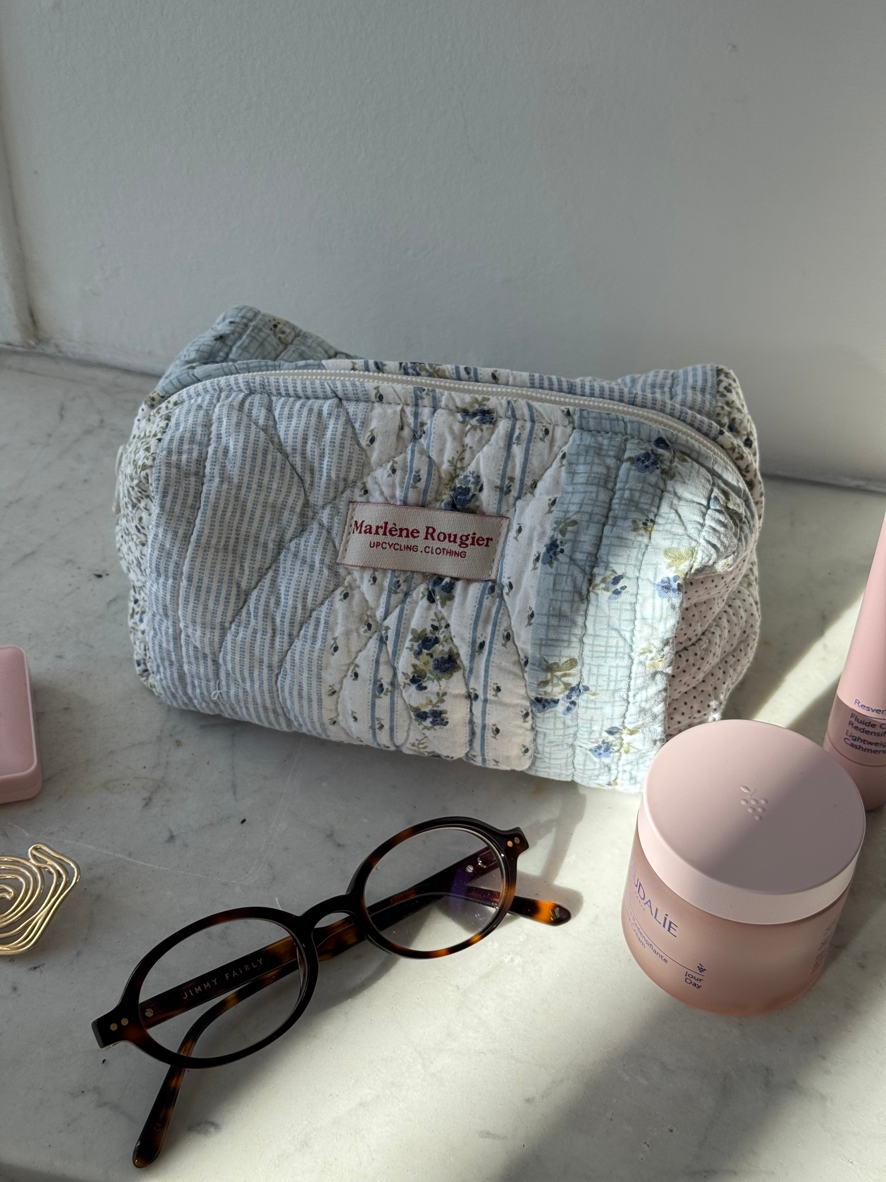 Trousse upcyclée matelassée blanche à motifs