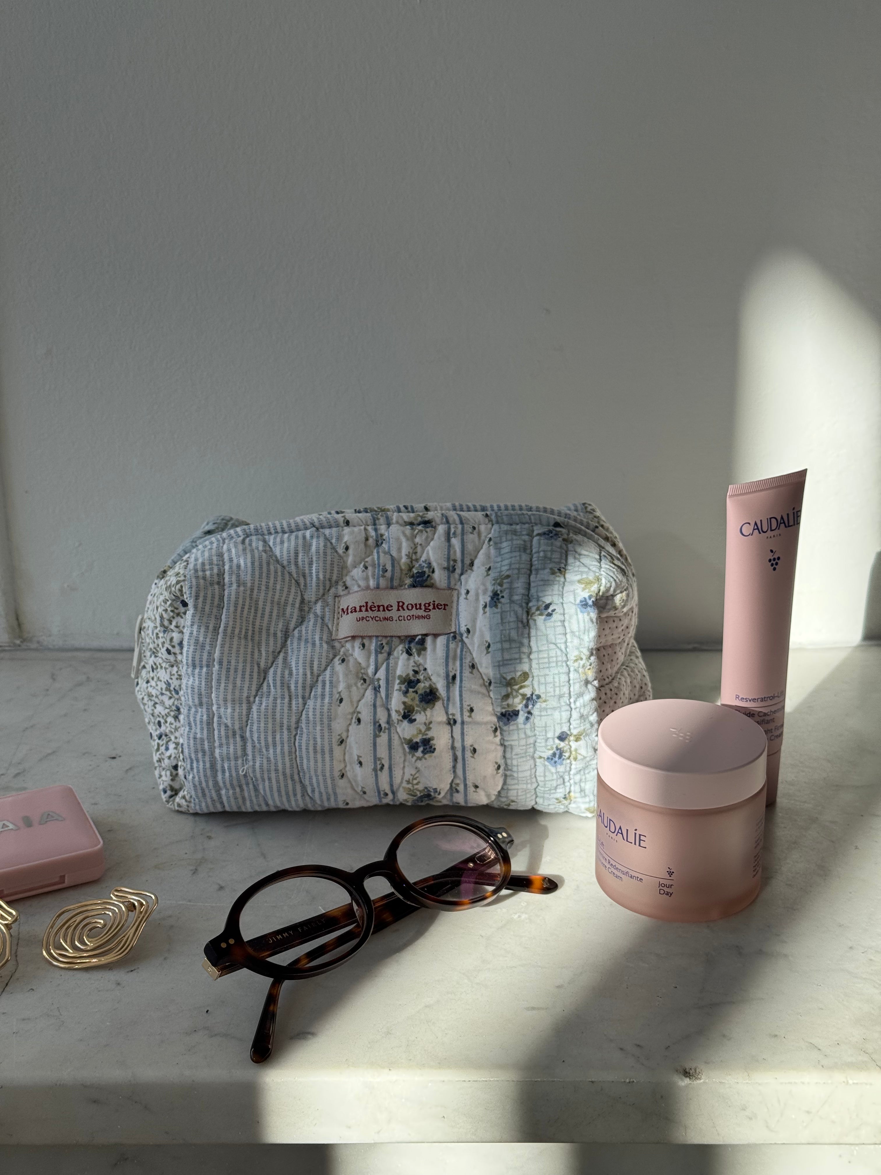 Trousse upcyclée matelassée blanche à motifs